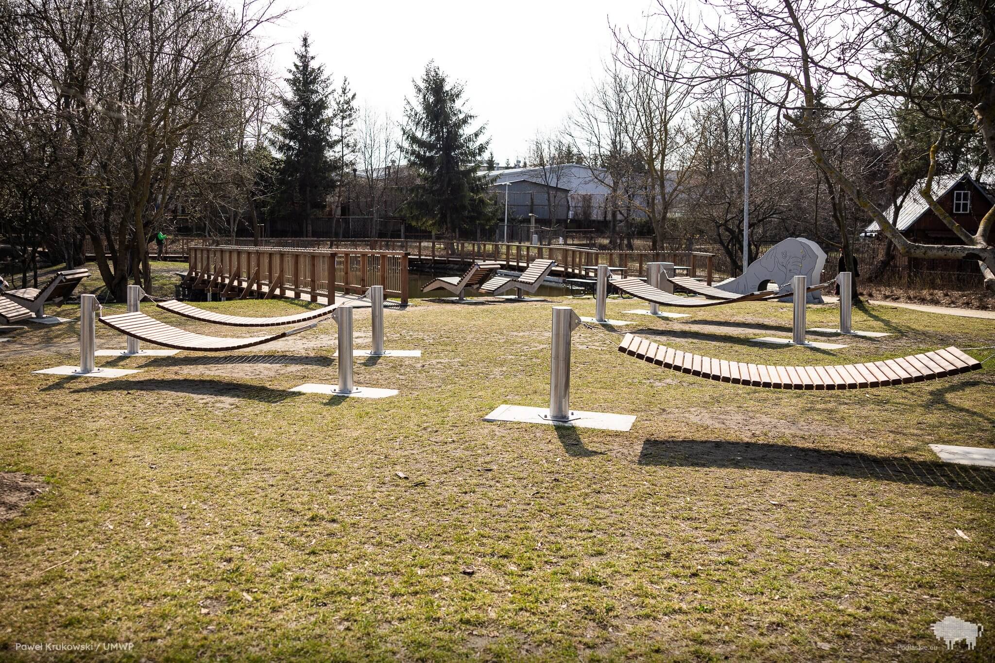 Leżaki obok zrewitalizowanego stawu