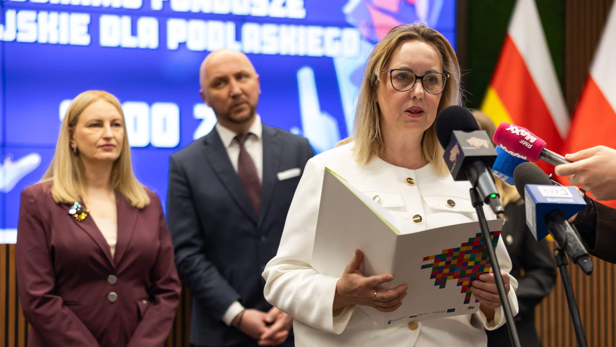 Kobieta mówi do mikrofonu