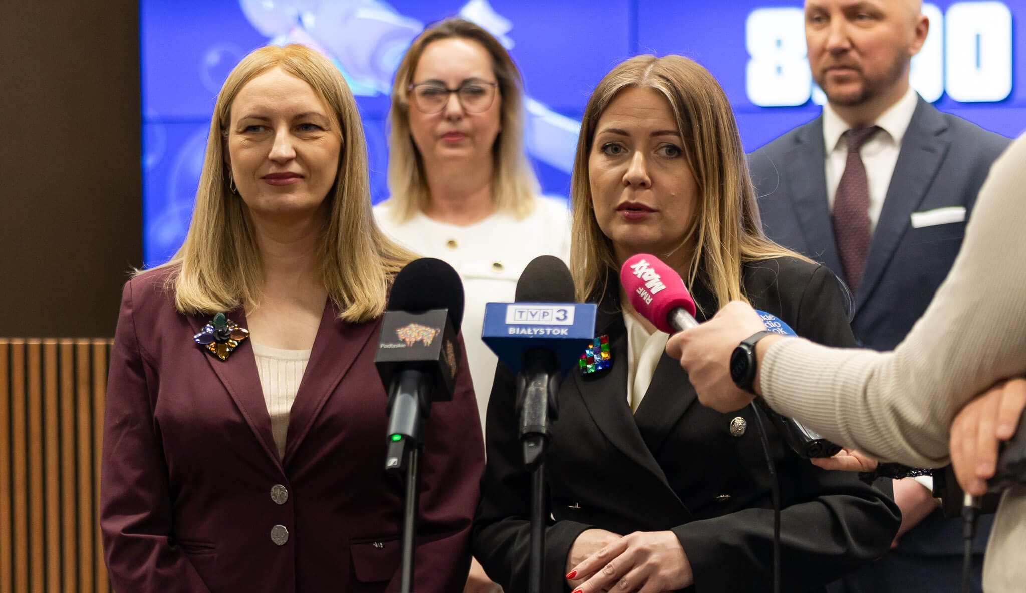 Kobieta mówi do mikrofonu