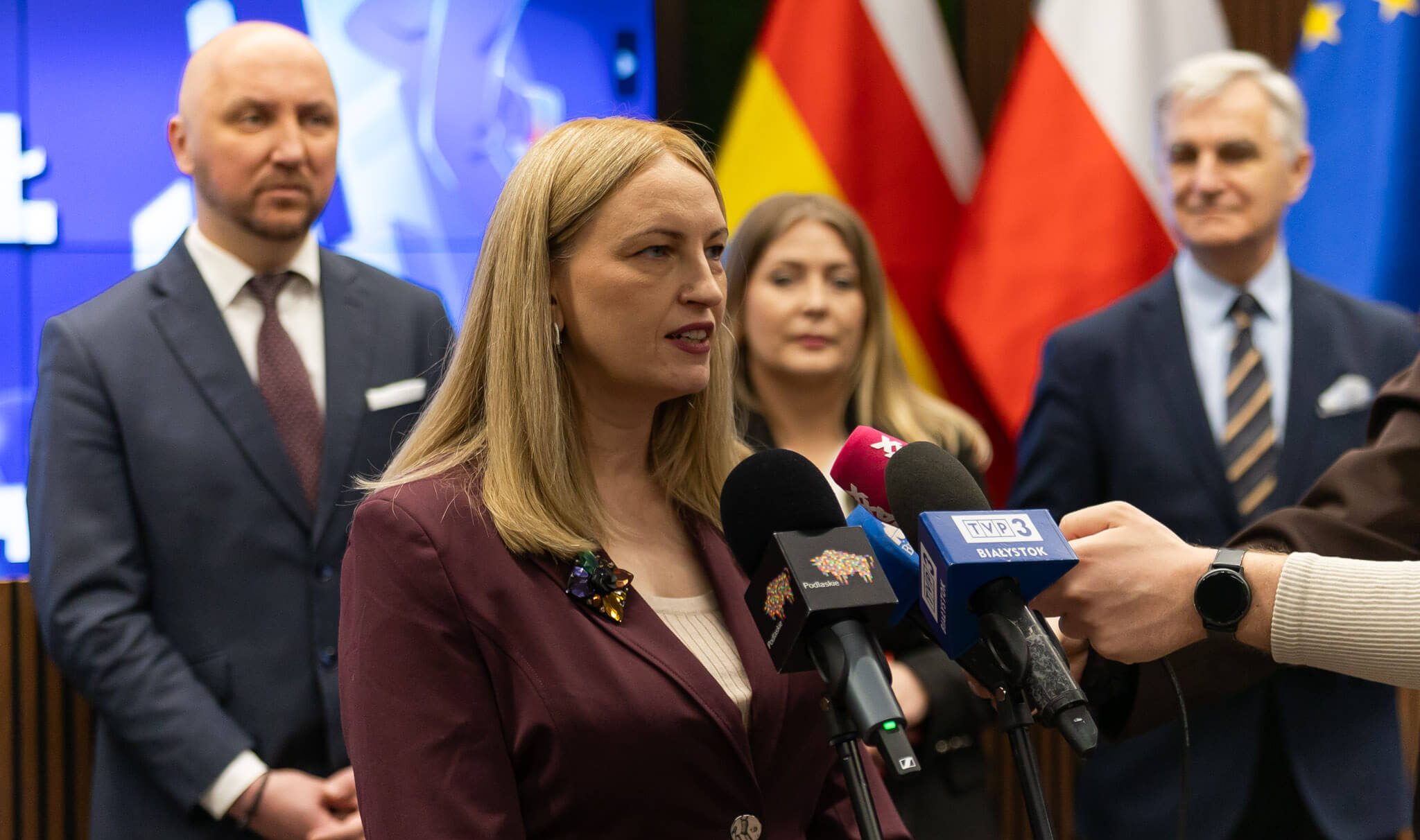 Kobieta mówi do mikrofonu