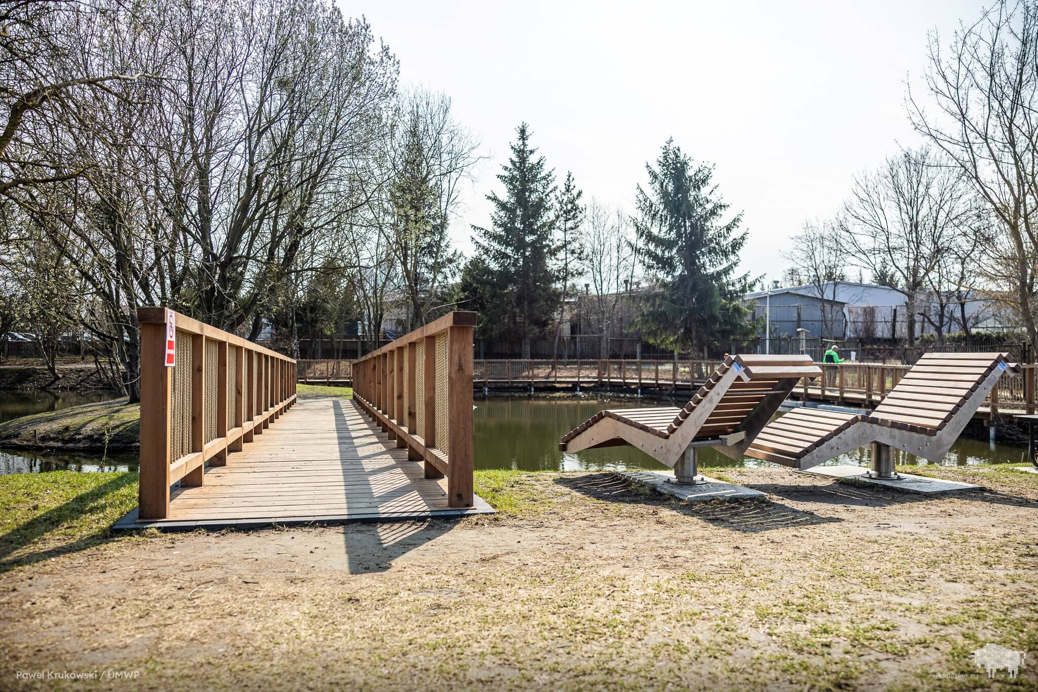 Kładka nad zrewitalizowanym stawem