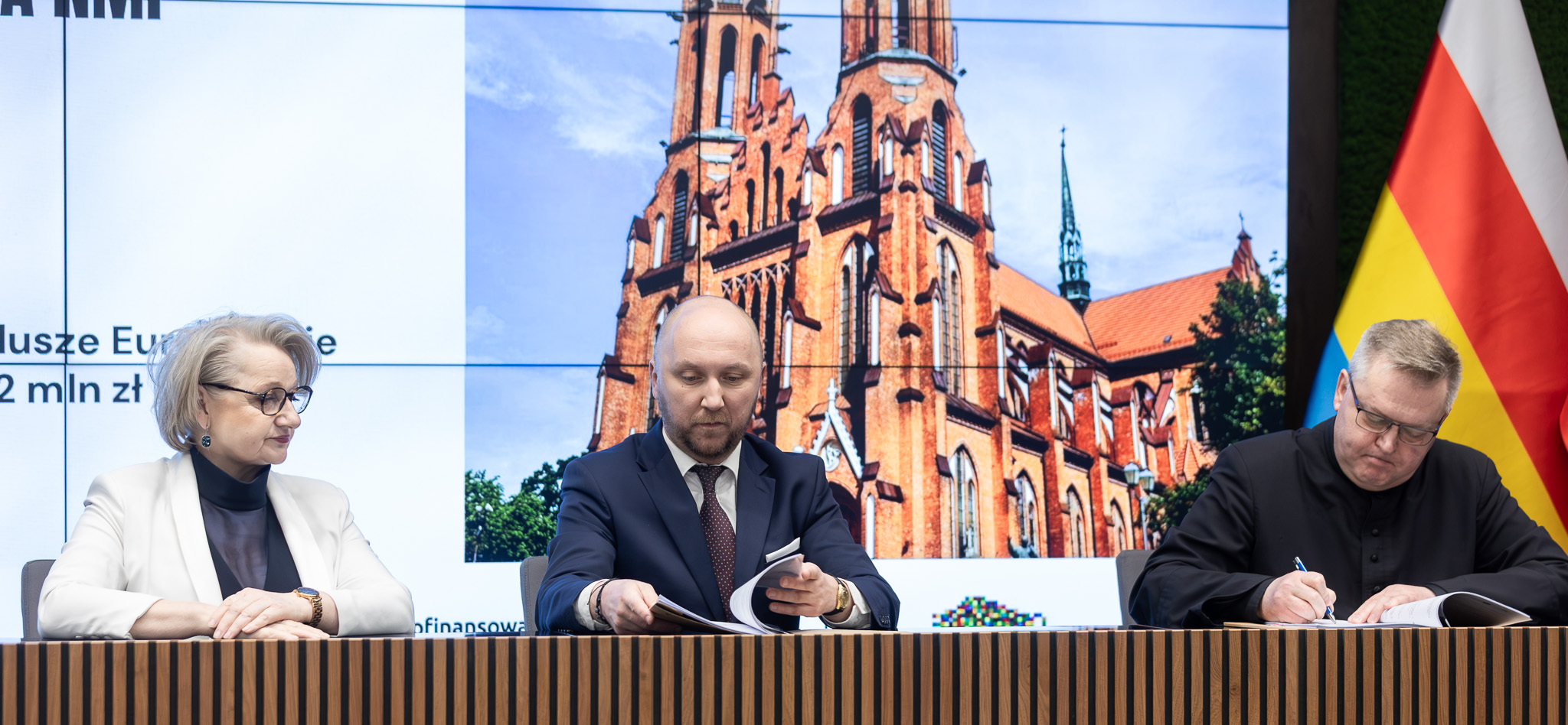 Przedstawiciele stron umowy podpisują dokumenty