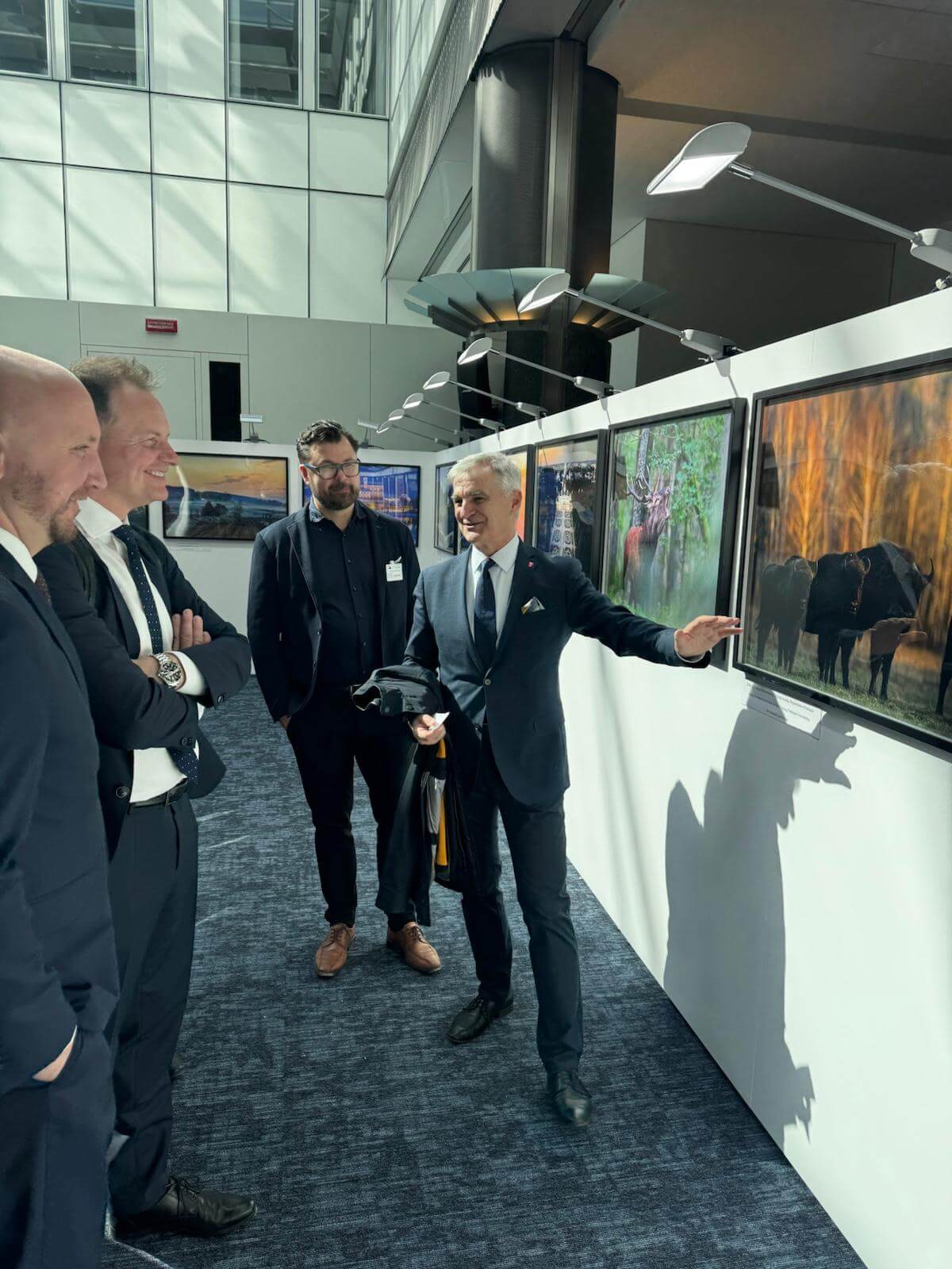 Mężczyźni oglądają wystawę