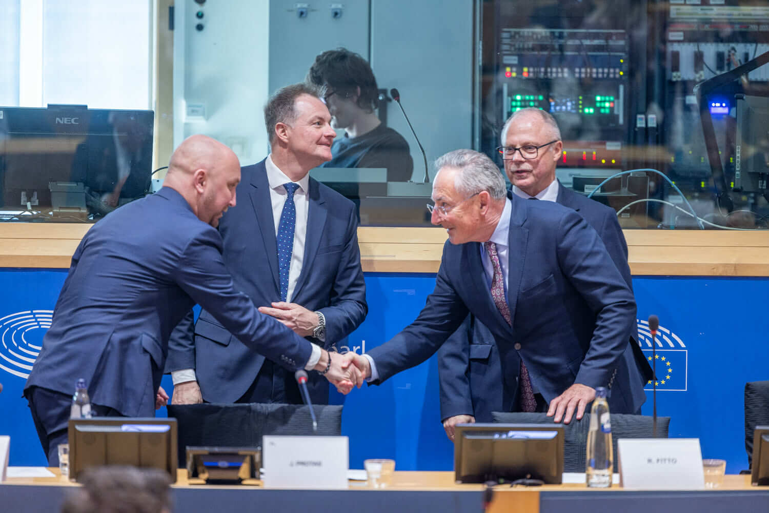 Mężczyźni wymieniają uścisk dłoni