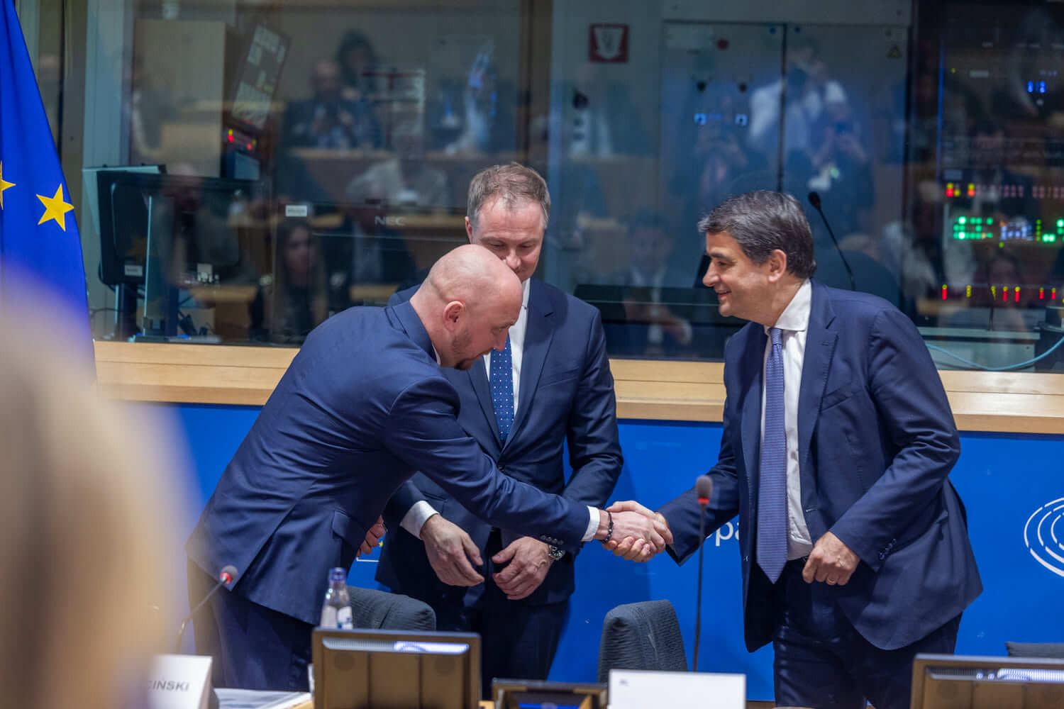 Mężczyźni wymieniają uścisk dłoni