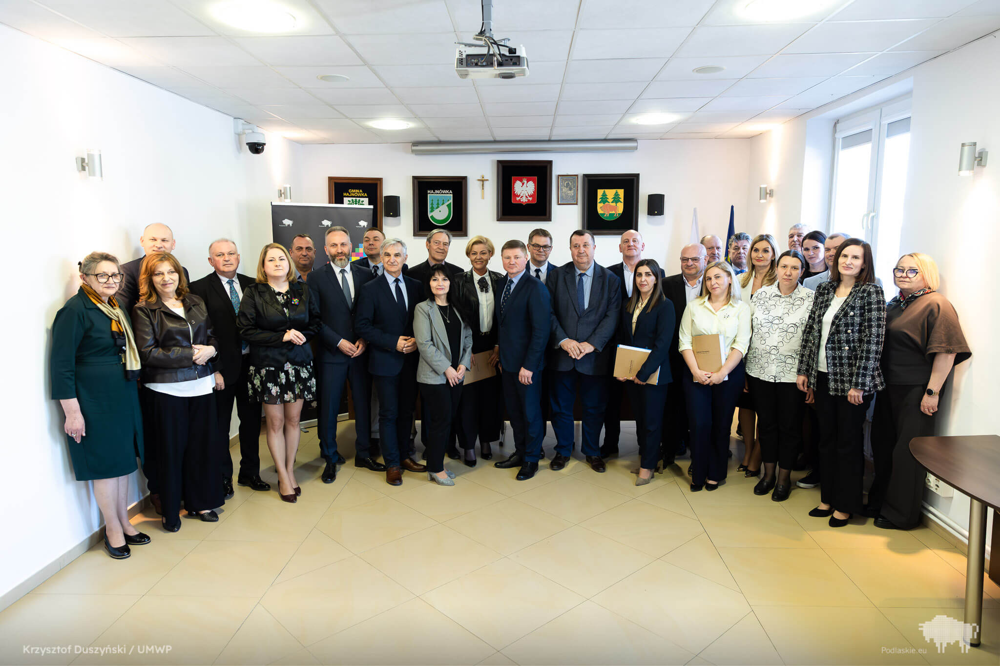 Sygnatariusze umowy pozują do pamiątkowego zdjęcia