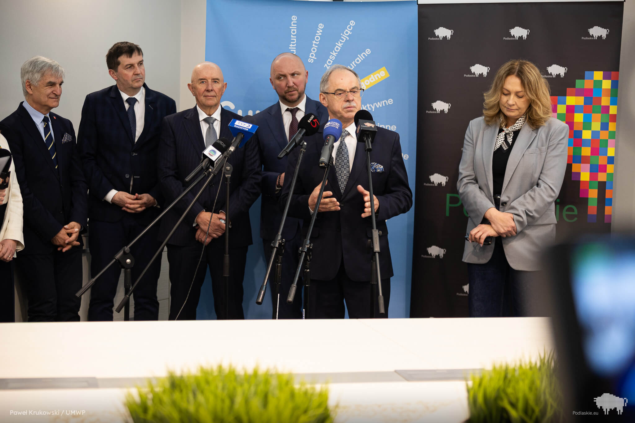 Mężczyzna mówi do mikrofonu