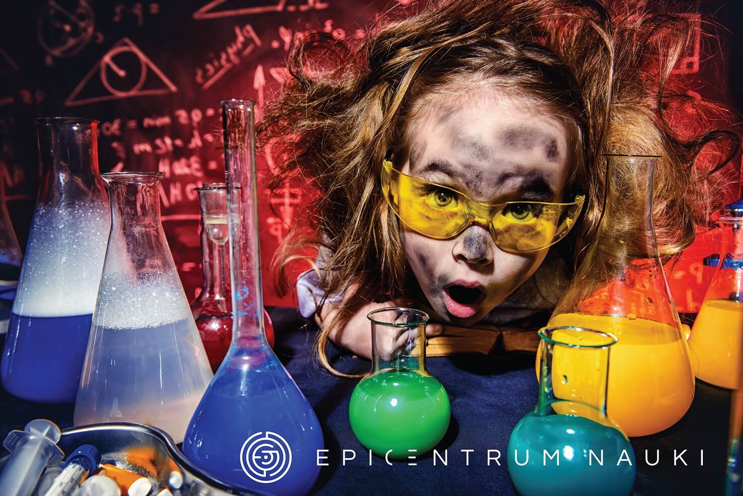 Zbliżenie na twarz dziewczynki eksperymentującej w laboratorium