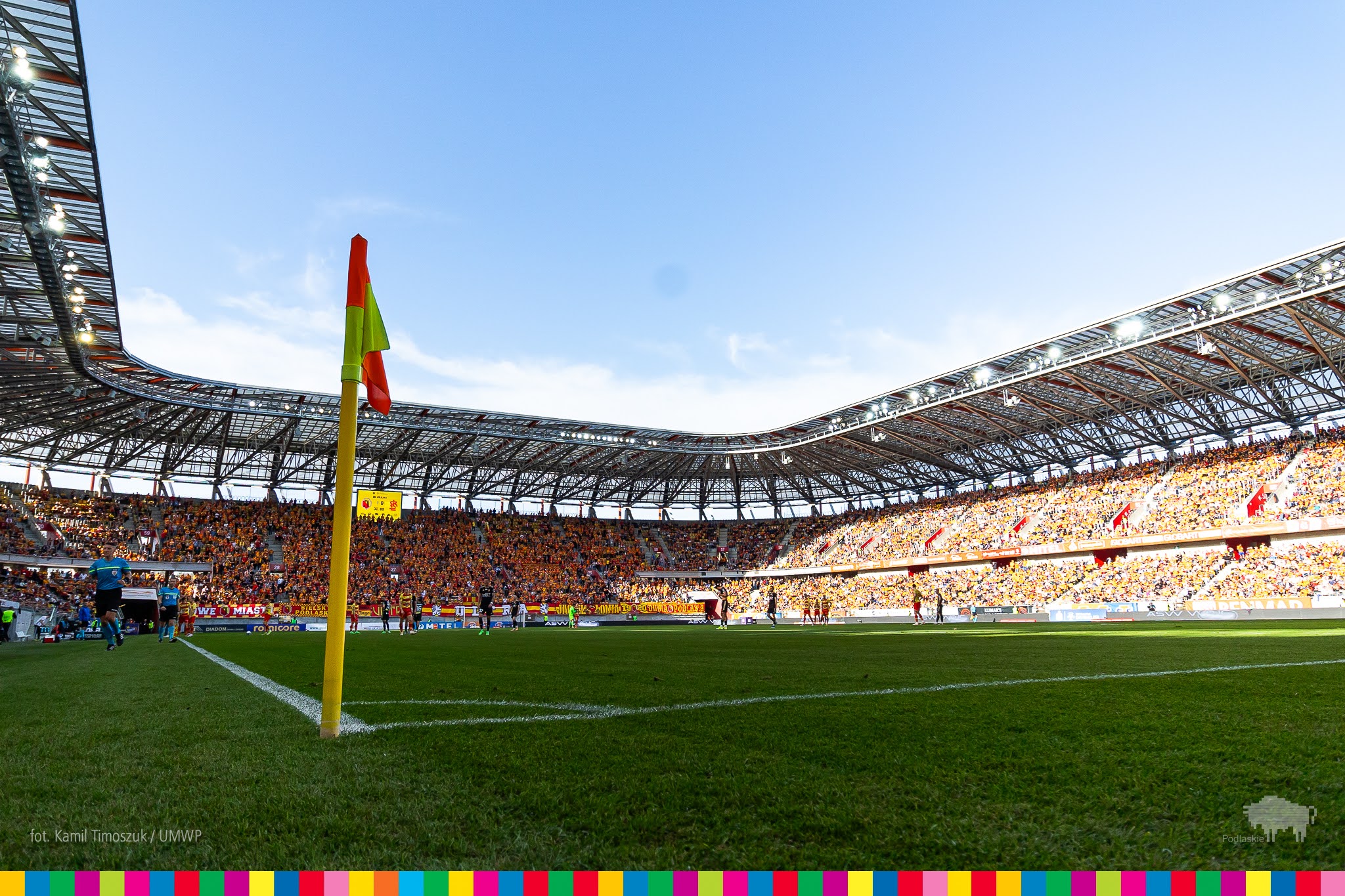 Widok na murawę i trybuny stadionu