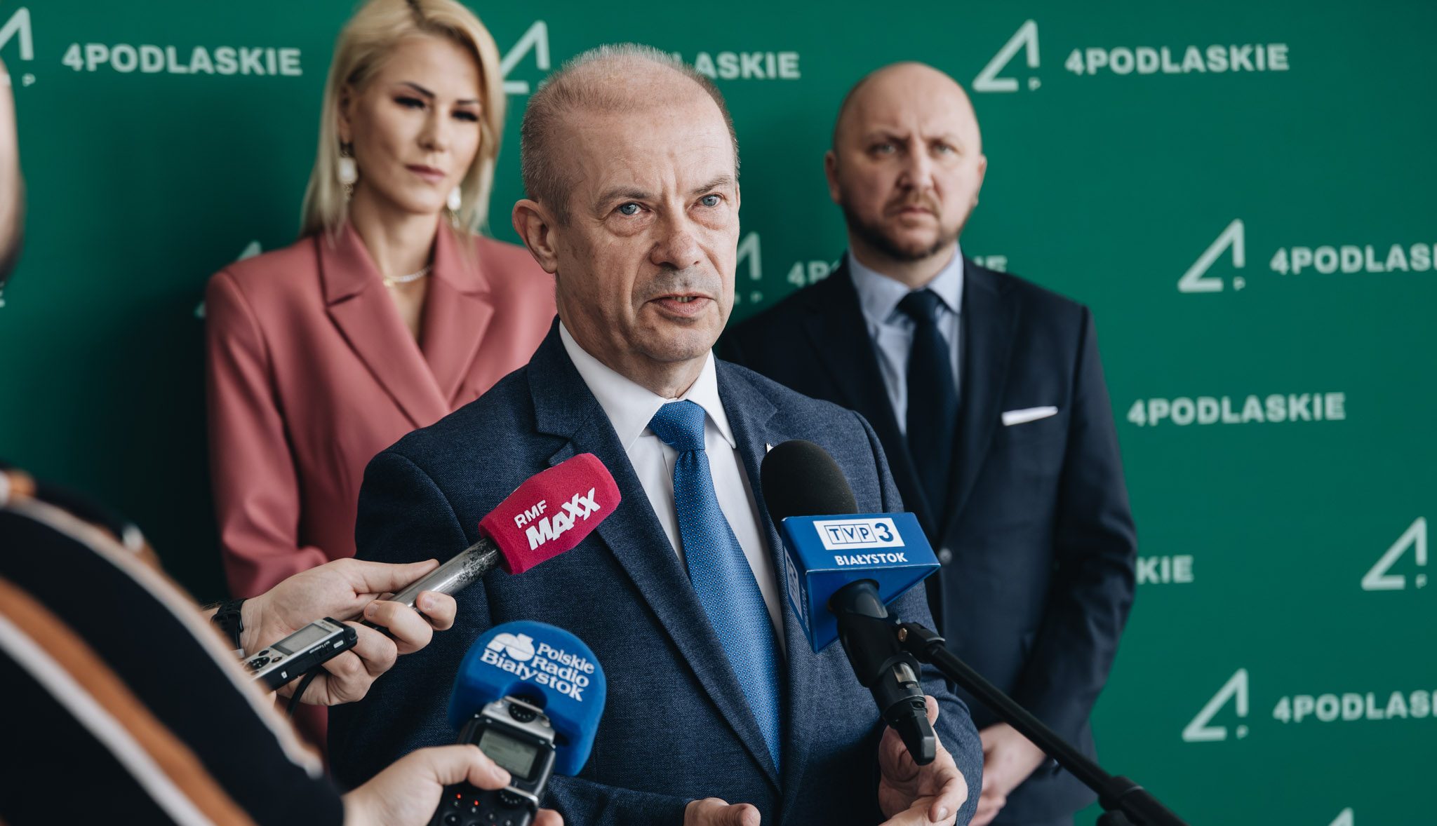 Mężczyzna mówi do mikrofonu
