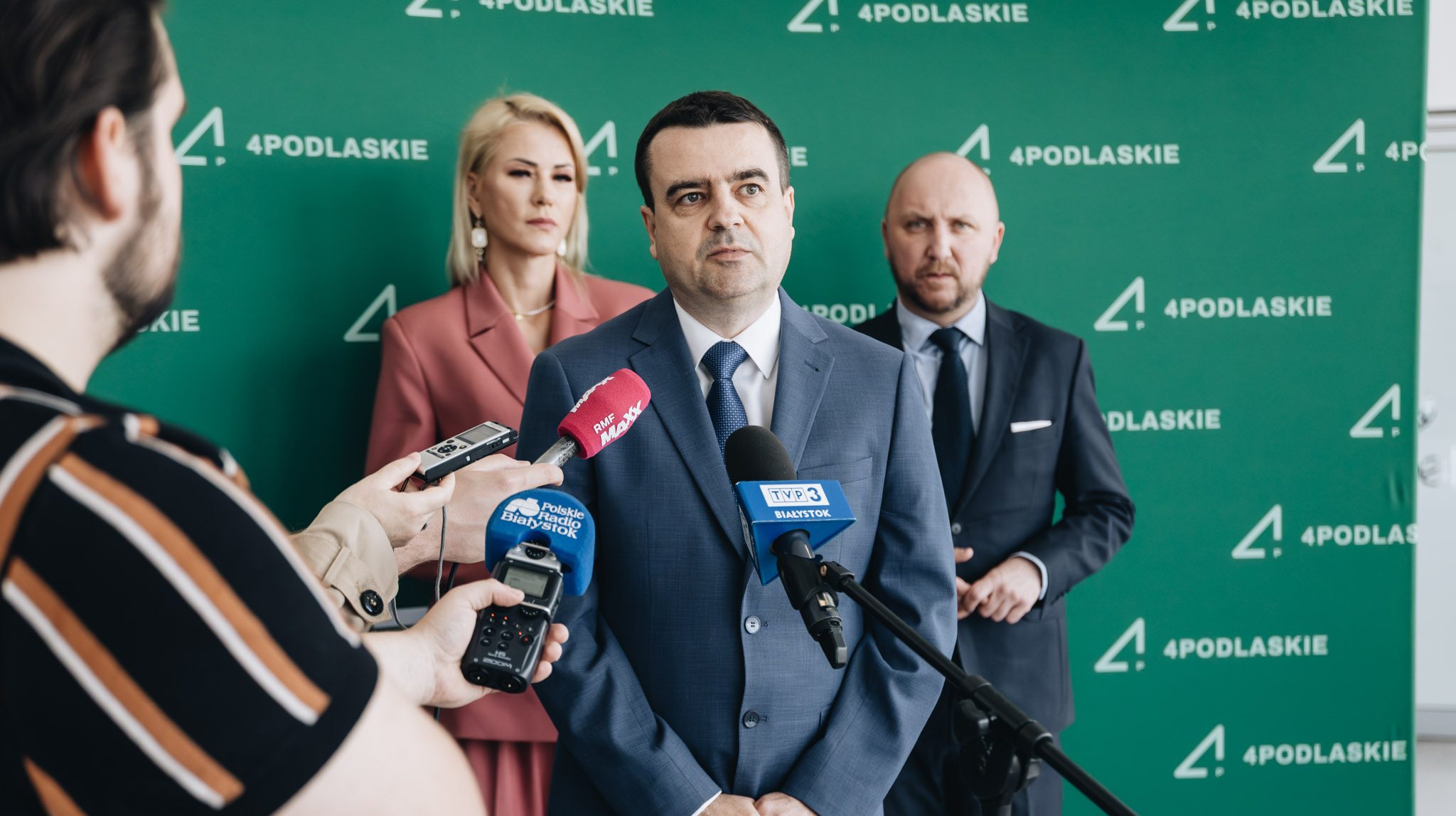 Mężczyzna mówi do mikrofonu