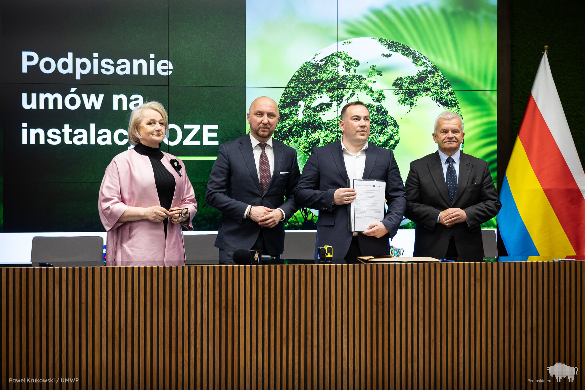 Sygnatariusze umowy pozują do pamiątkowego zdjęcia