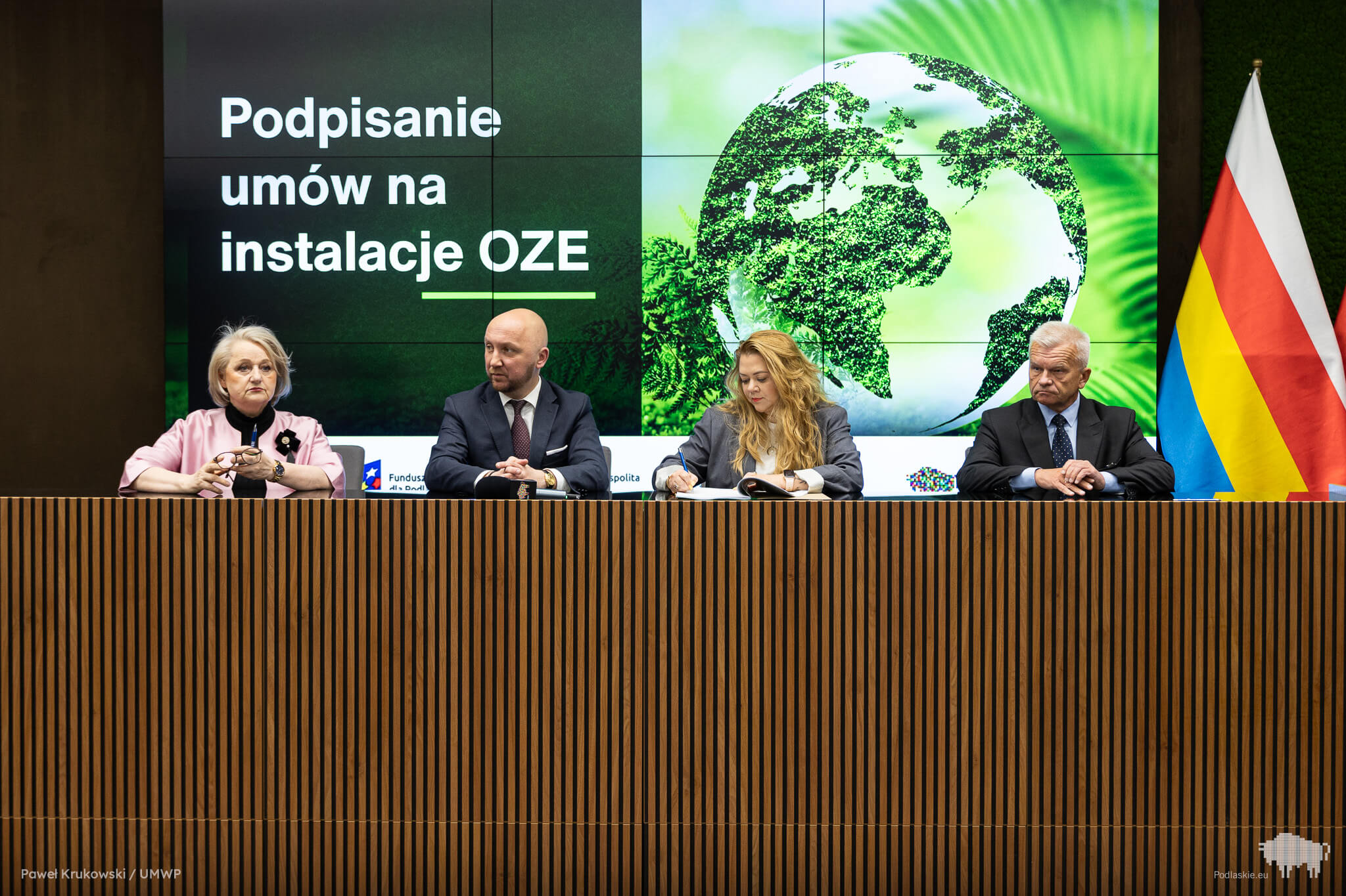 Sygnatariusze umowy pozują do pamiątkowego zdjęcia