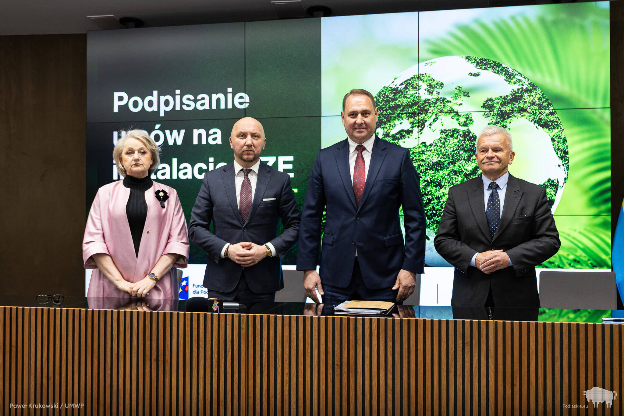 Sygnatariusze umowy pozują do pamiątkowego zdjęcia