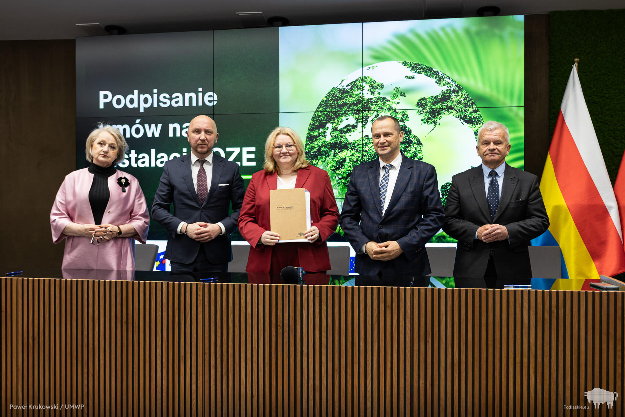 Sygnatariusze umowy pozują do pamiątkowego zdjęcia