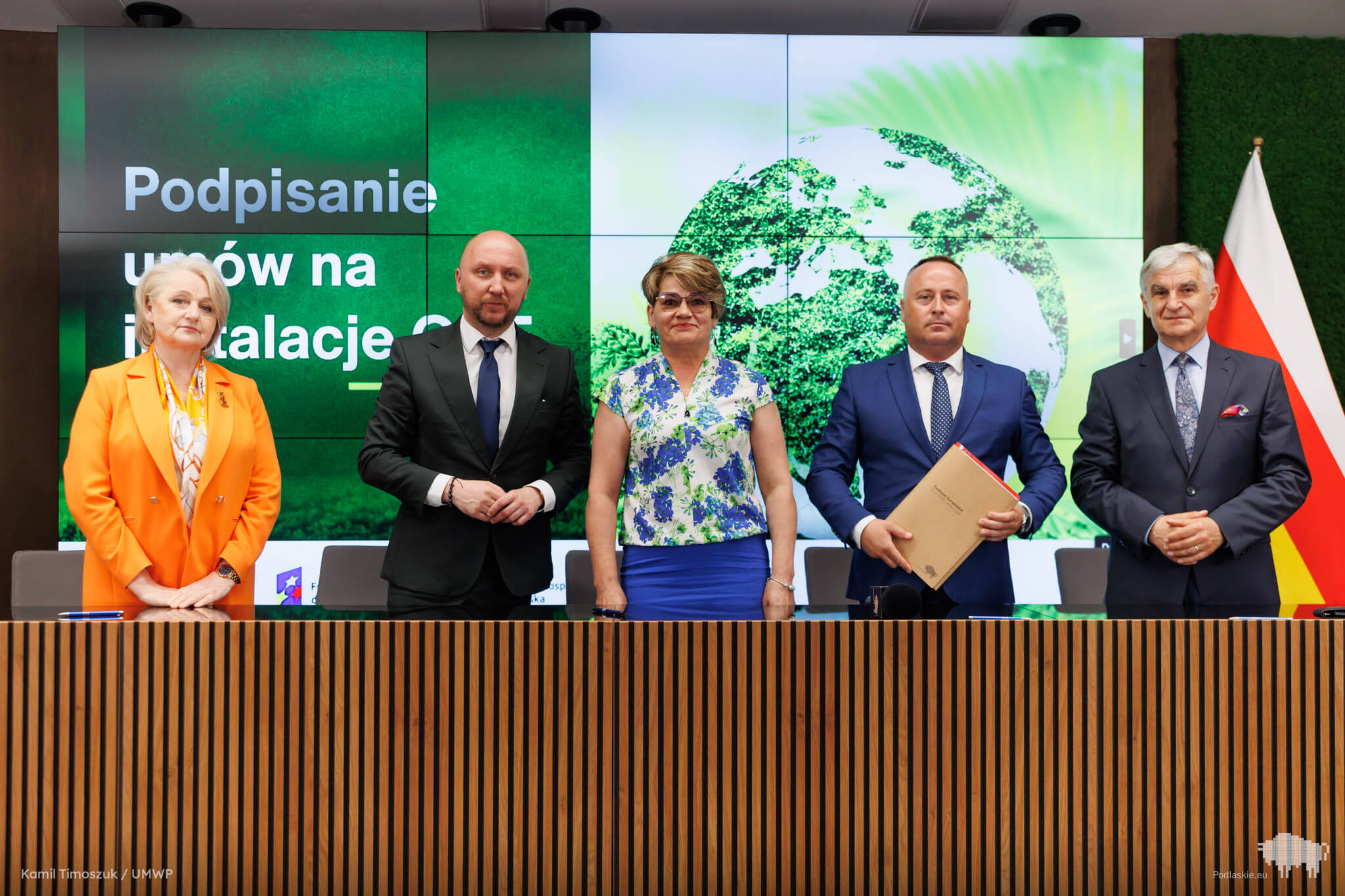 Sygnatariusze umowy pozują do pamiątkowego zdjęcia