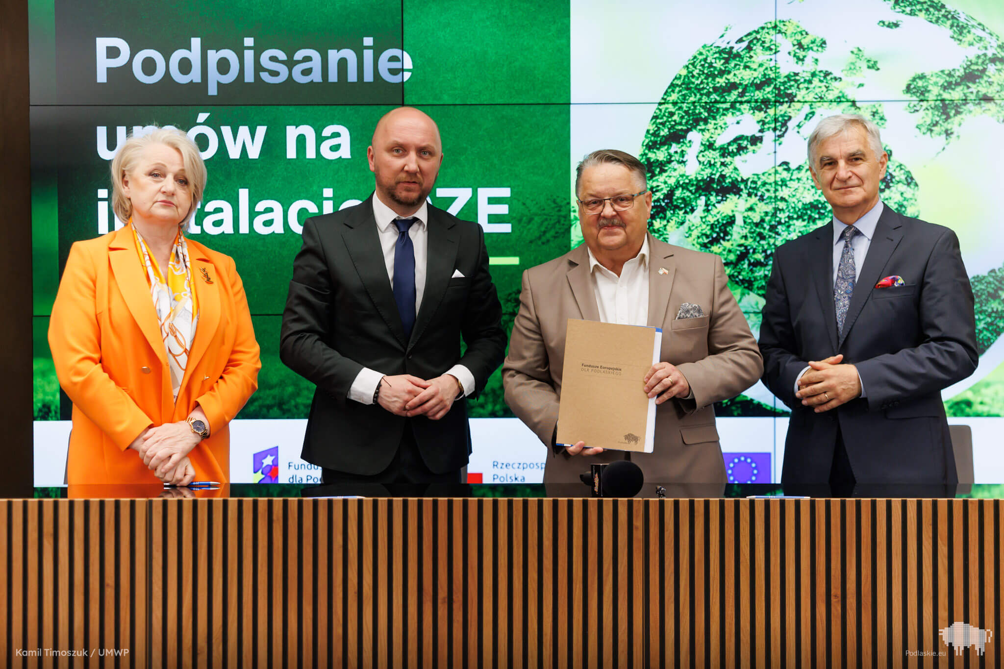 Sygnatariusze umowy pozują do pamiątkowego zdjęcia