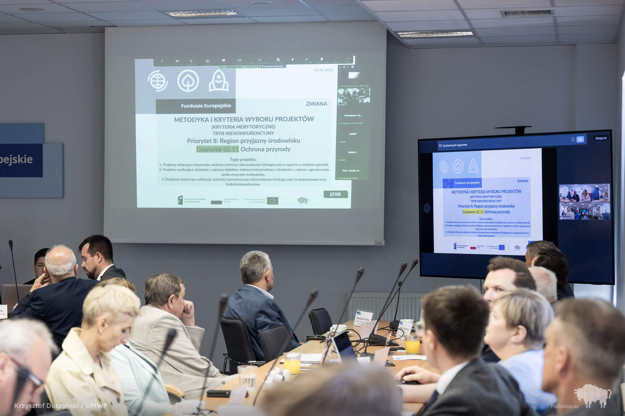 Telewizor i ekran wyświetlające prezentację