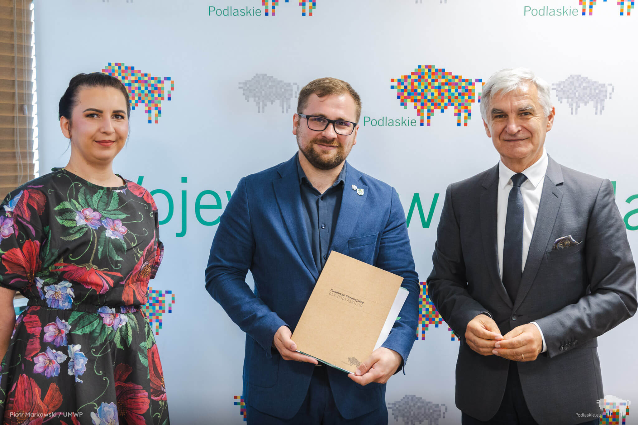 Sygnatariusze umowy pozują do pamiątkowego zdjęcia
