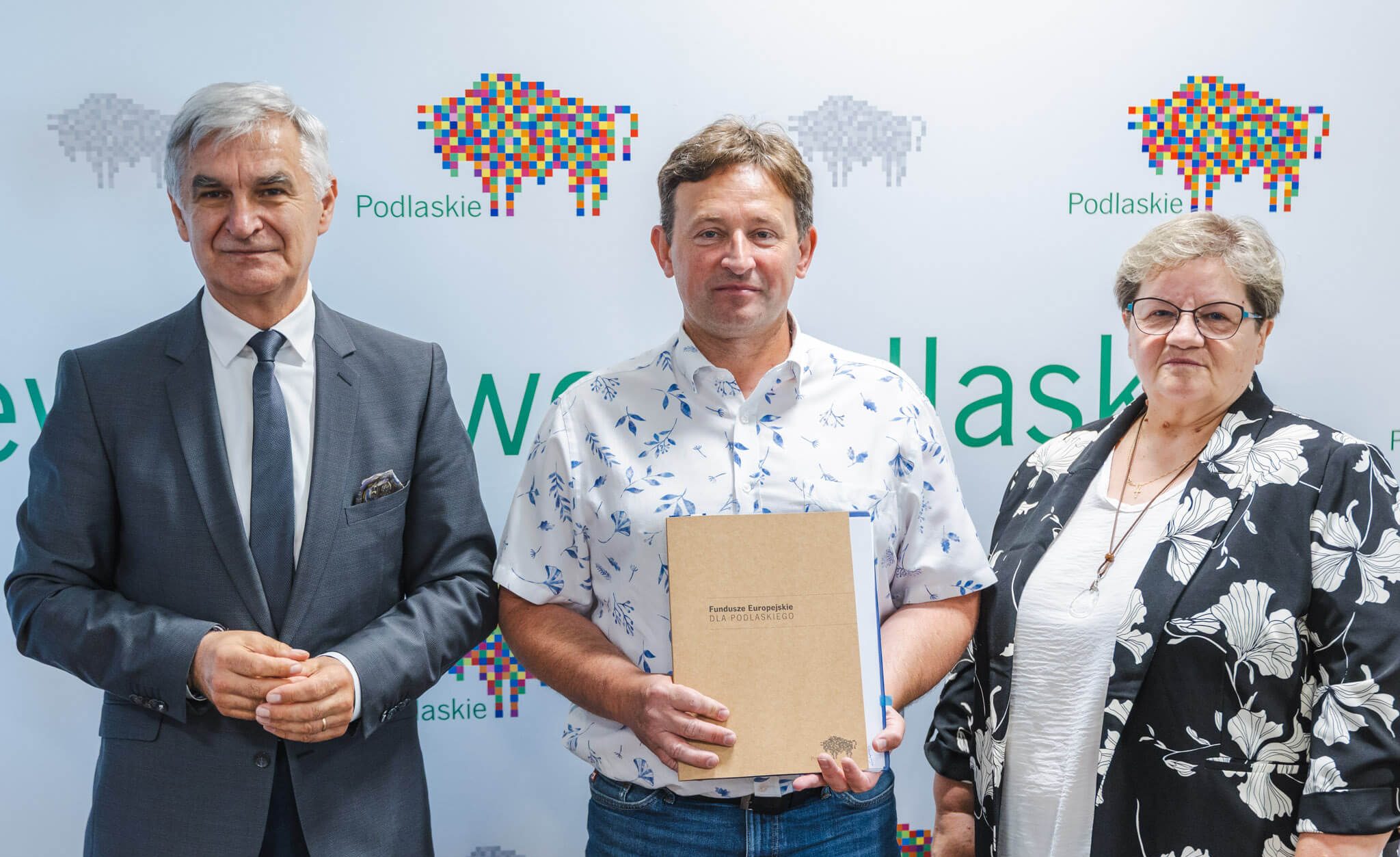Sygnatariusze umowy pozują do pamiątkowego zdjęcia