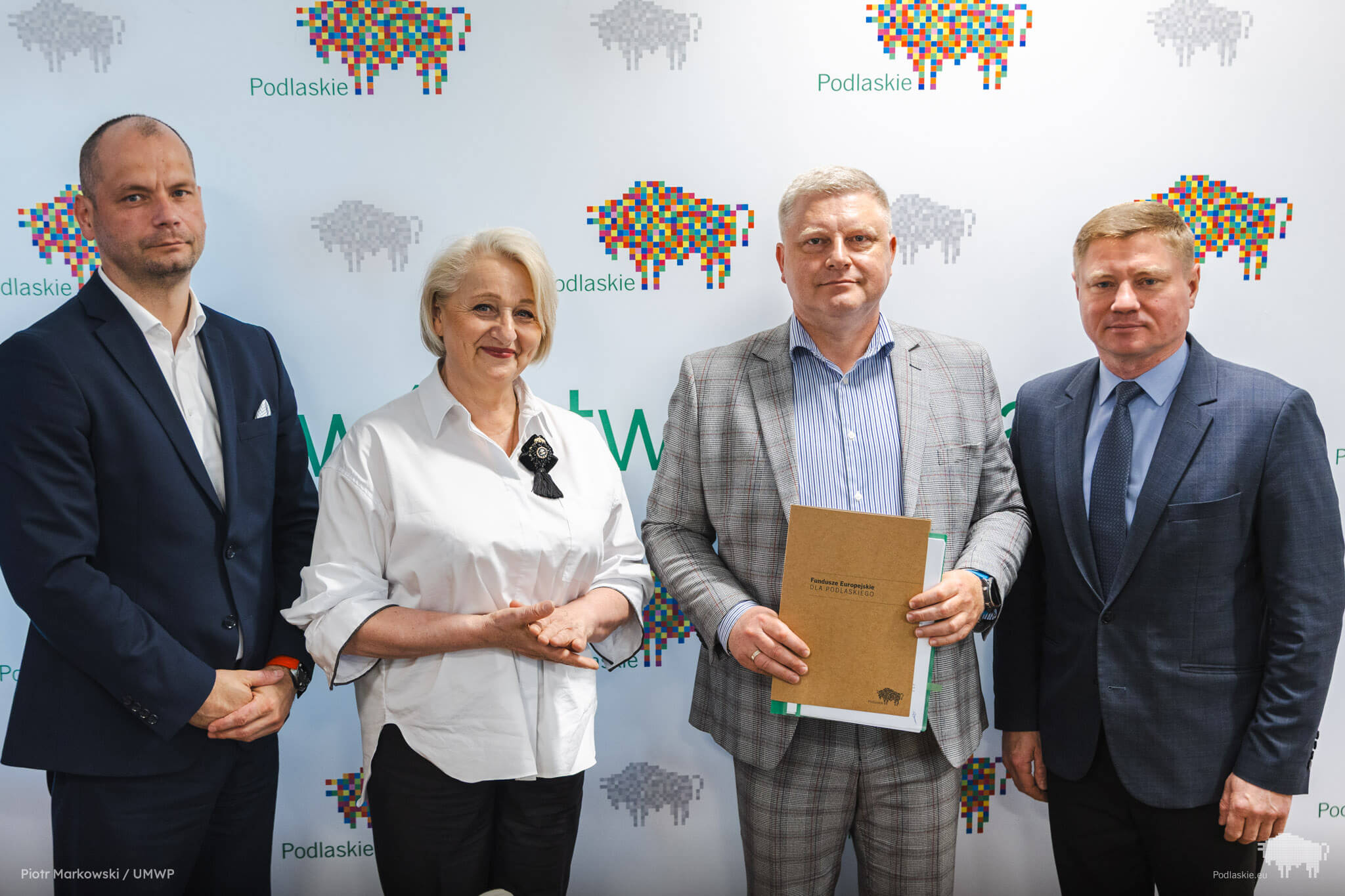 Sygnatariusze umowy pozują do pamiątkowego zdjęcia
