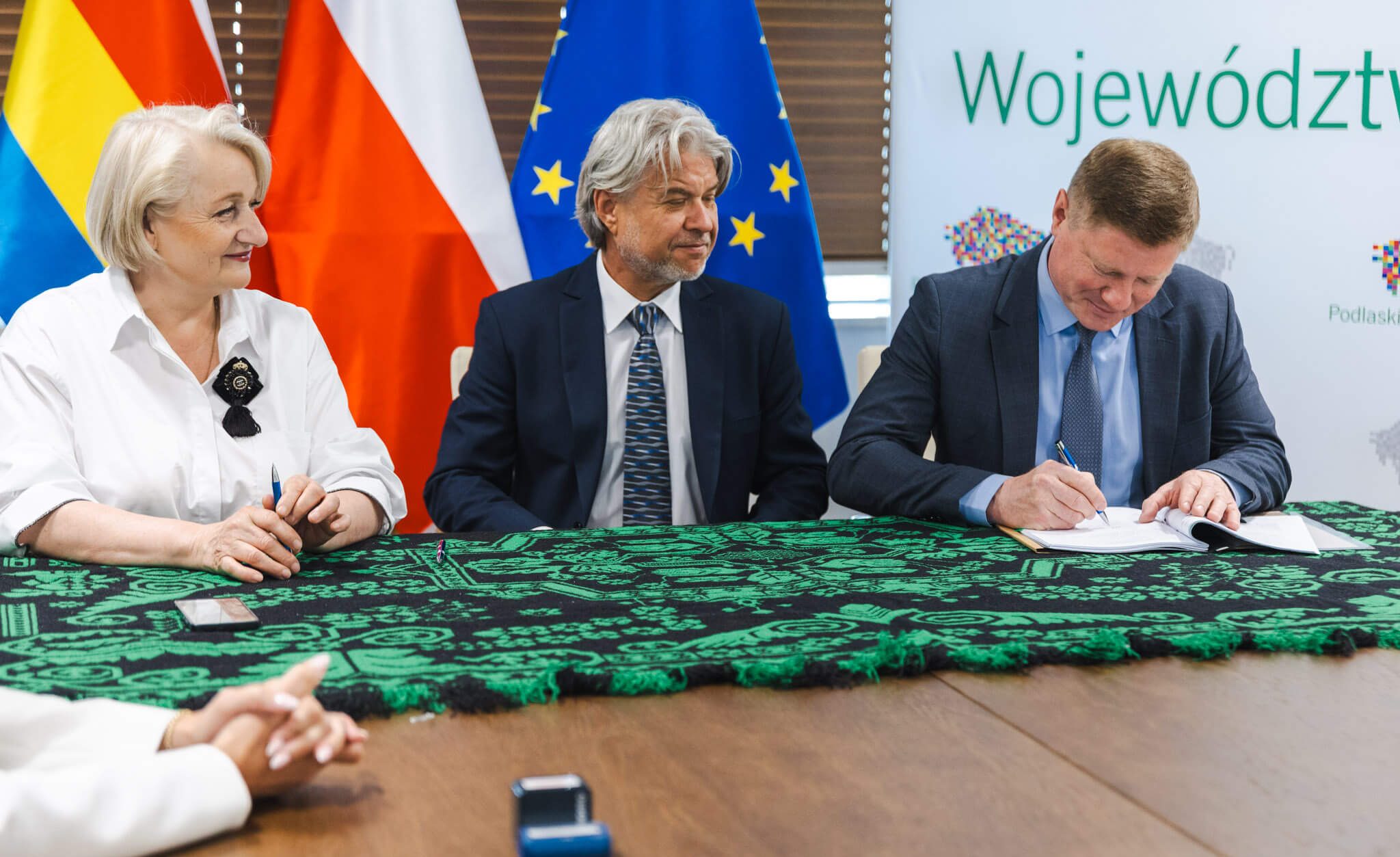 Sygnatariusze umowy pozują do pamiątkowego zdjęcia