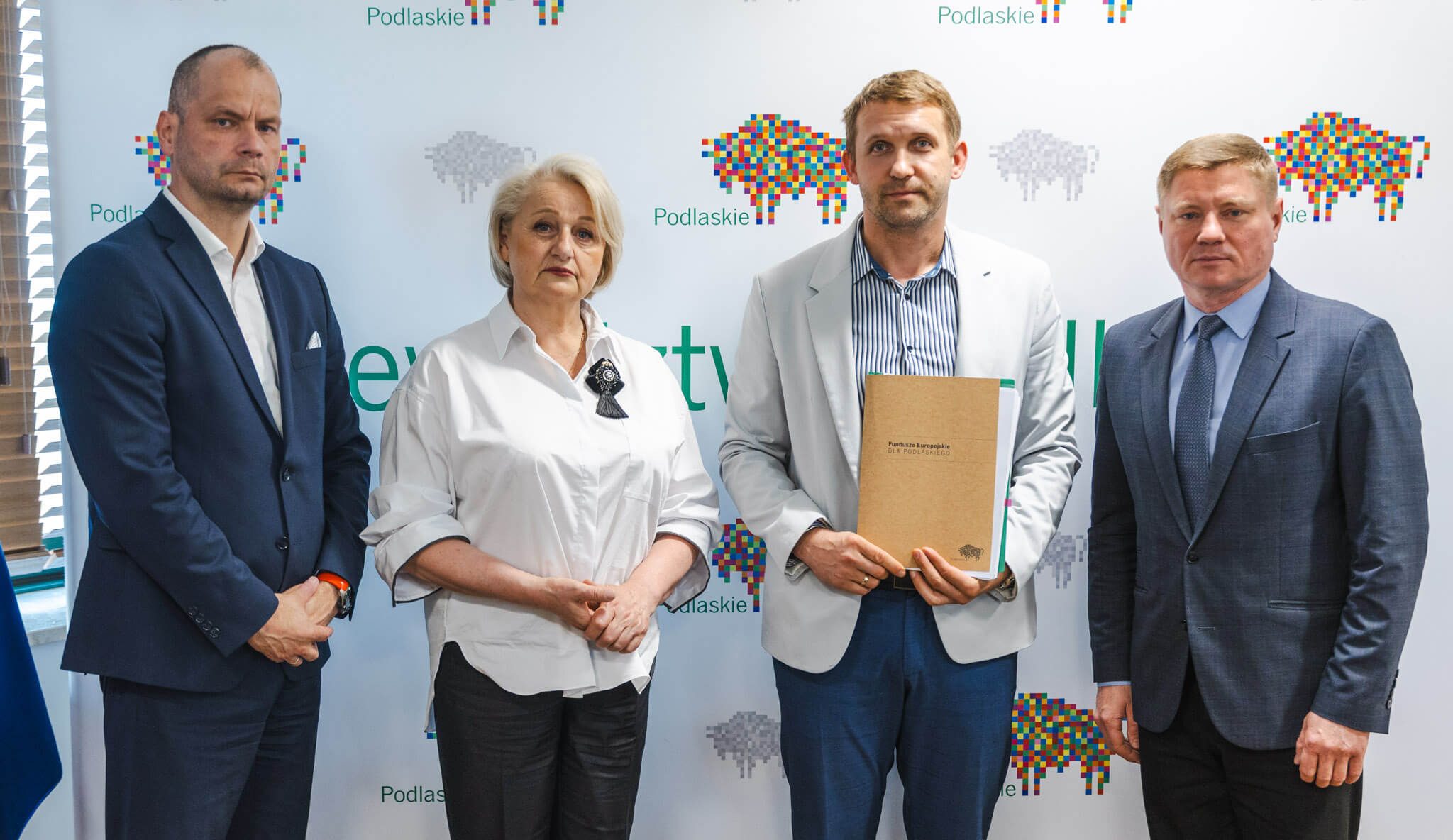 Sygnatariusze umowy pozują do pamiątkowego zdjęcia