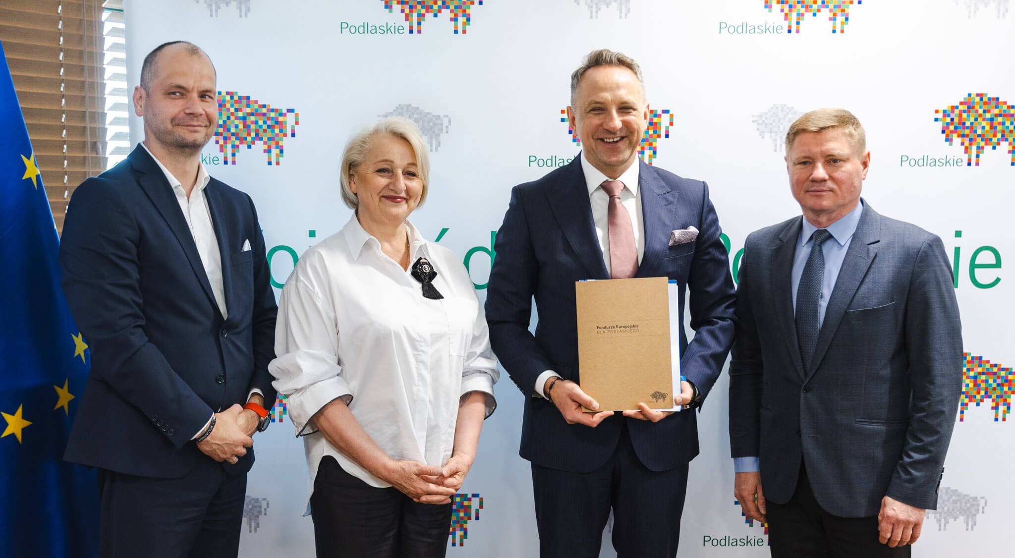 Sygnatariusze umowy pozują do pamiątkowego zdjęcia