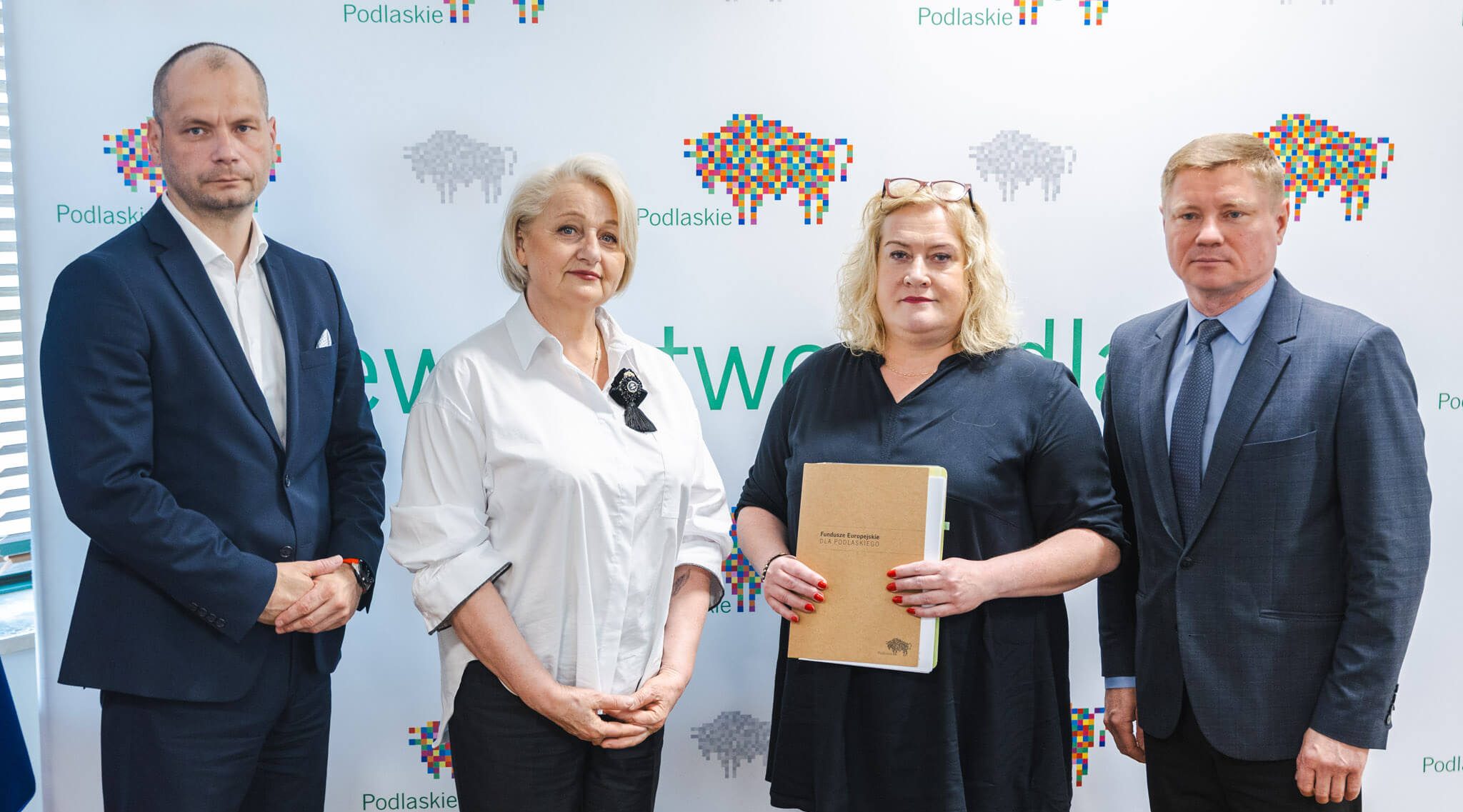 Sygnatariusze umowy pozują do pamiątkowego zdjęcia