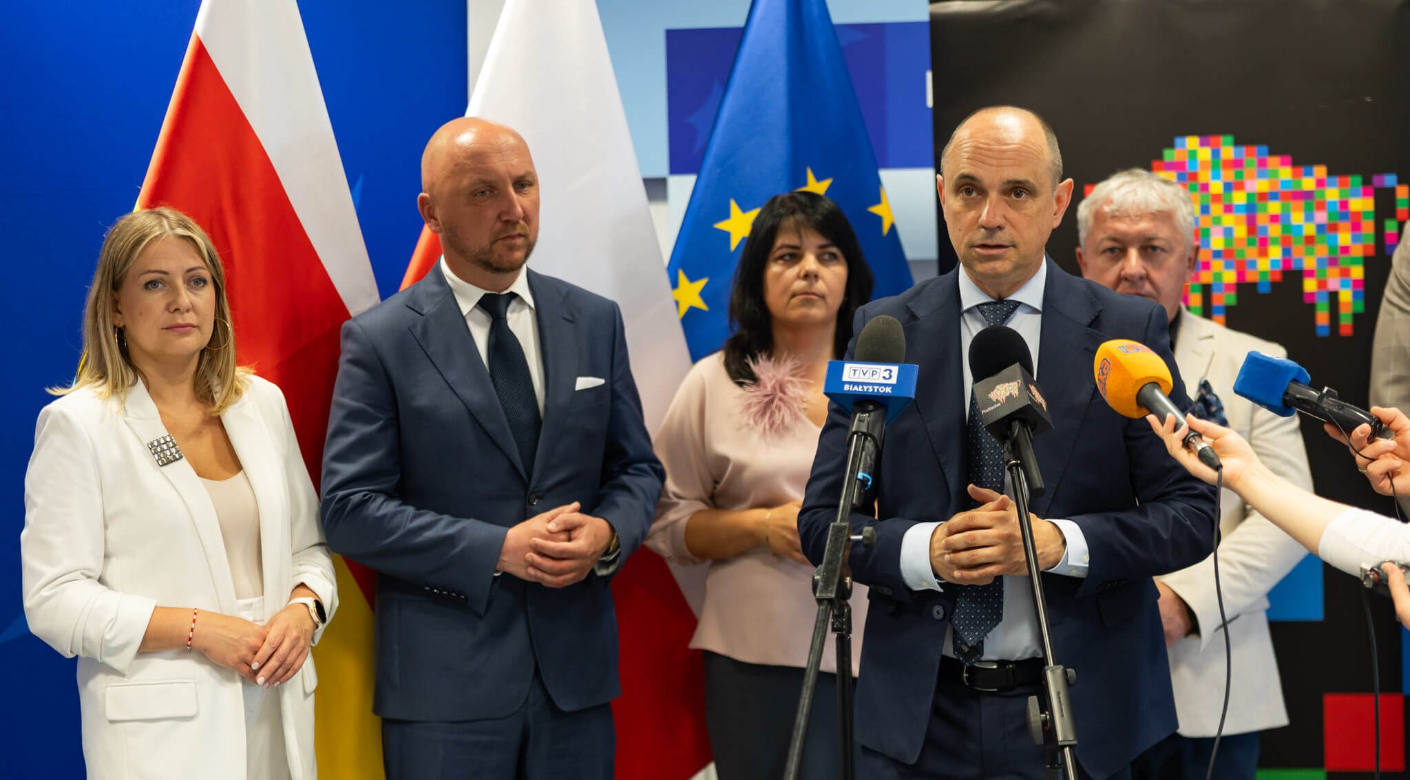Mężczyzna mówi do mikrofonu