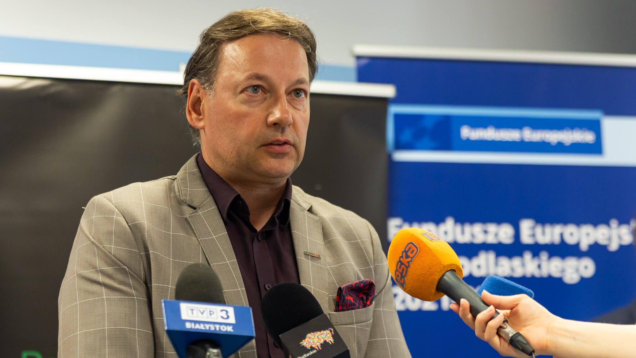 Mężczyzna mówi do mikrofonu