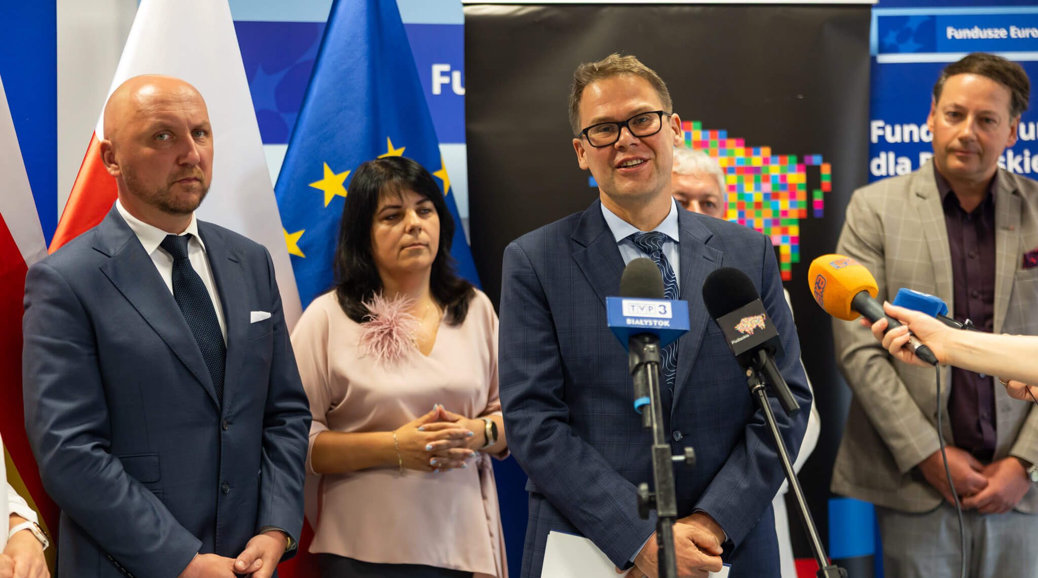 Mężczyzna mówi do mikrofonu