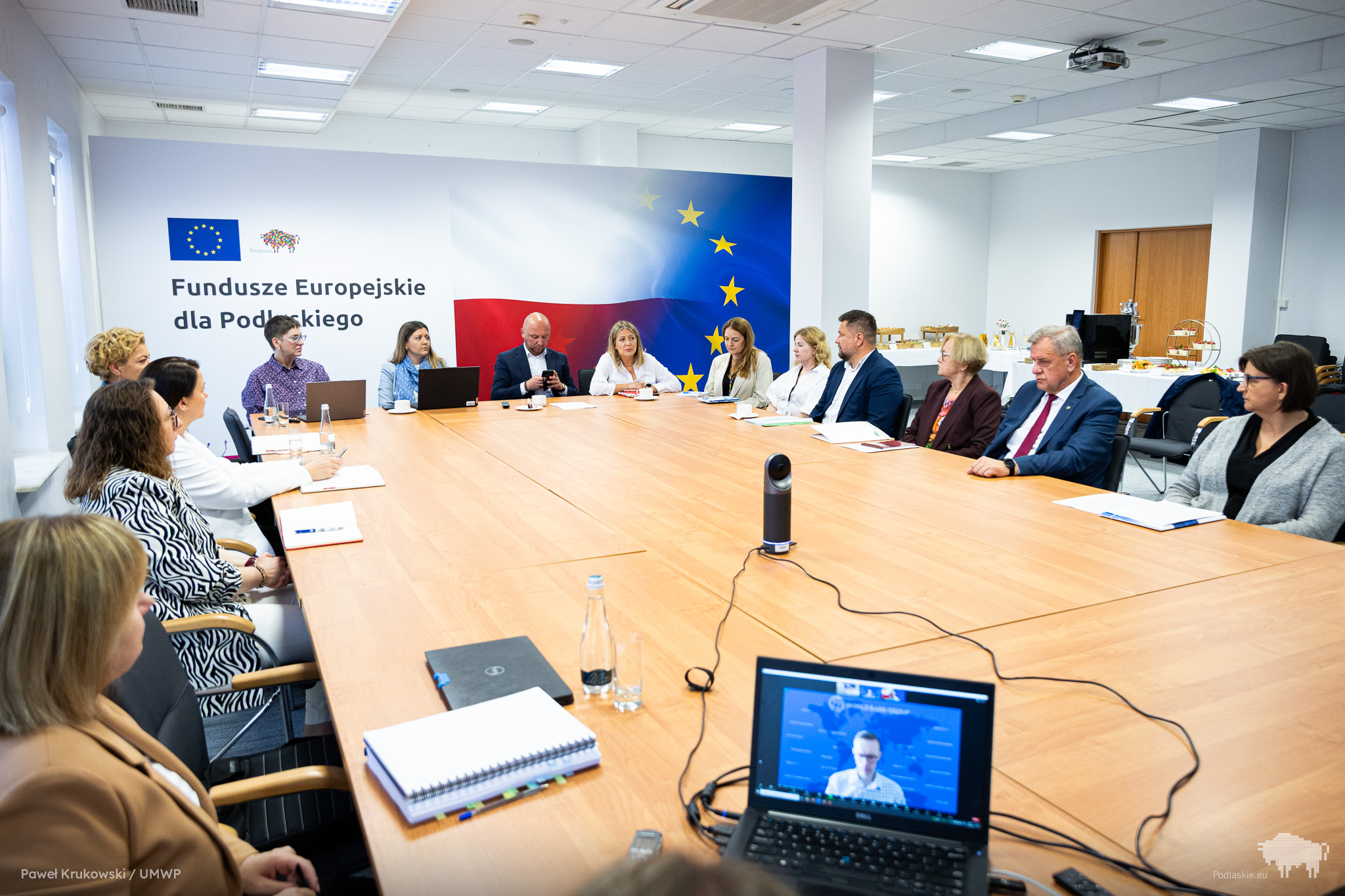 Grupa osób uczestniczących w spotkaniu