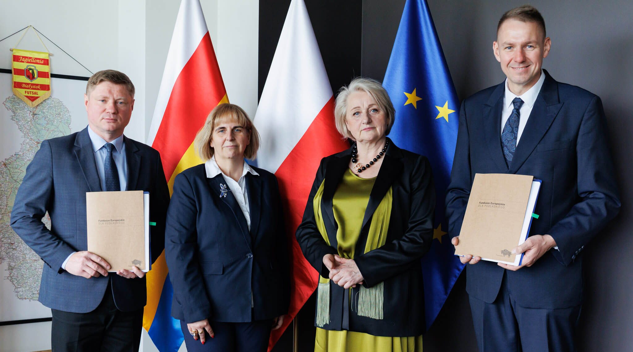 Sygnatariusze umowy pozują do pamiątkowego zdjęcia