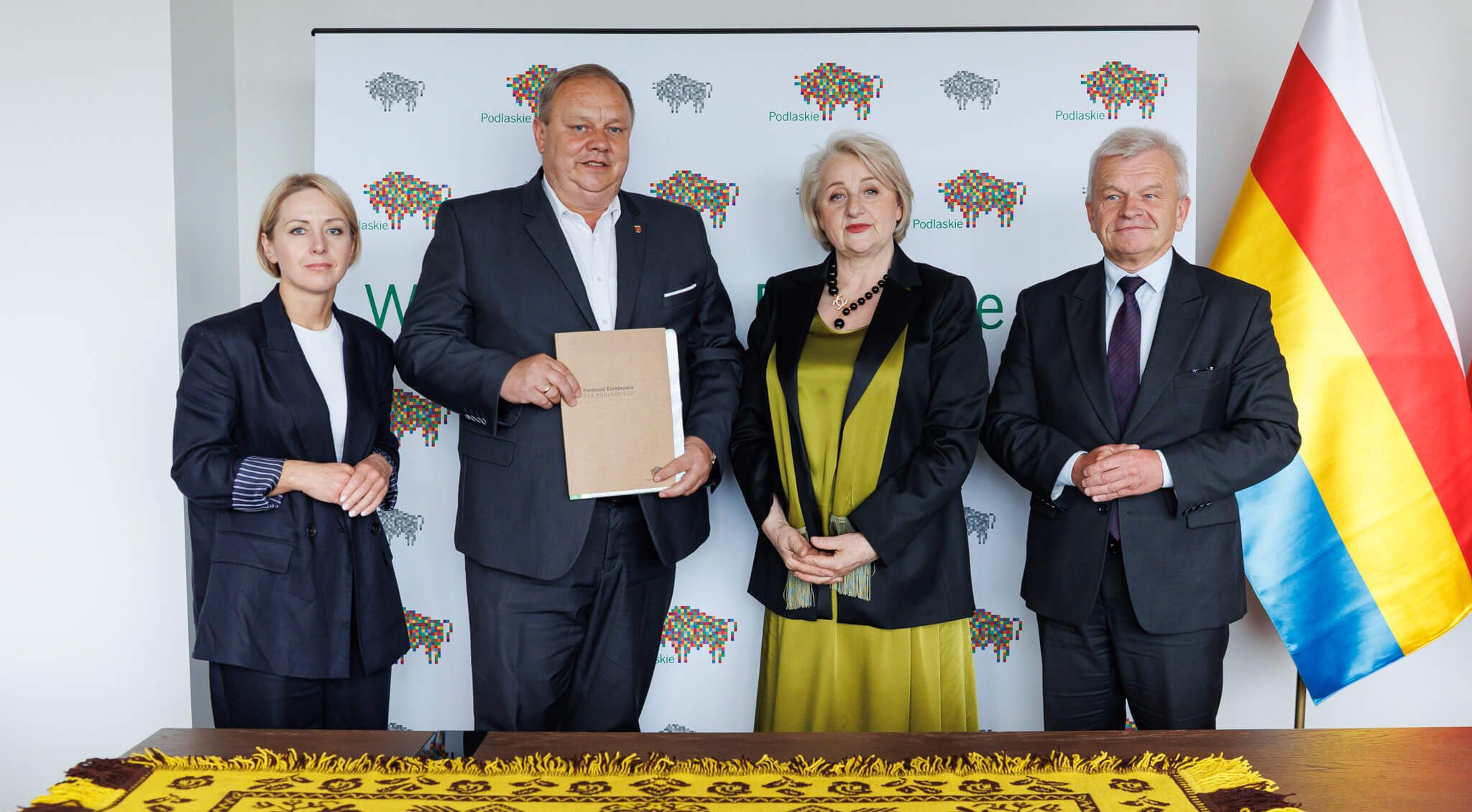 Sygnatariusze umowy pozują do pamiątkowego zdjęcia