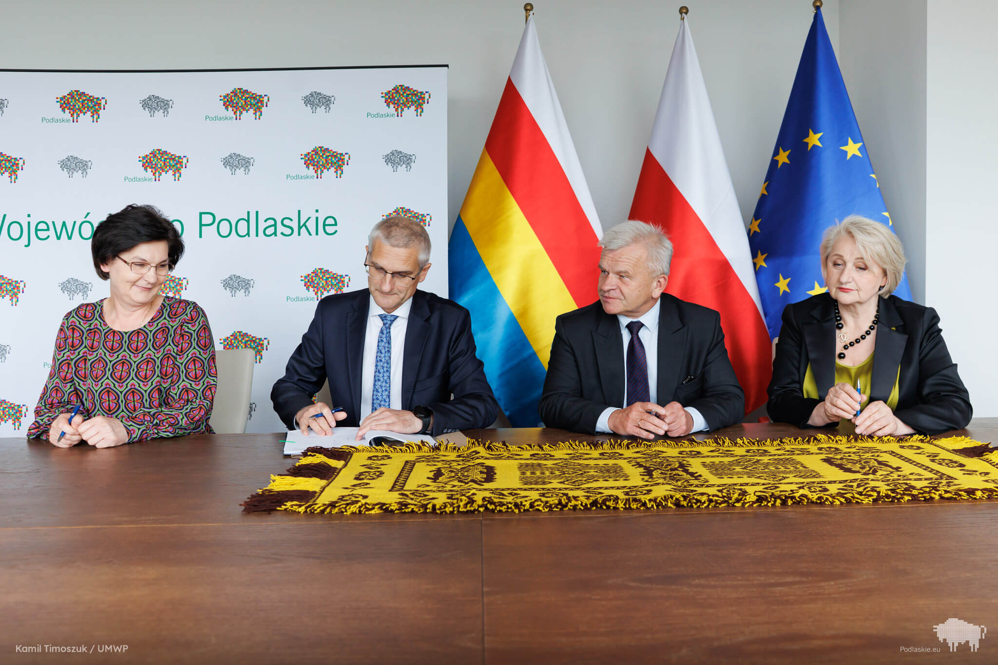 Przedstawiciele samorządów podpisują umowę o dofinansowanie