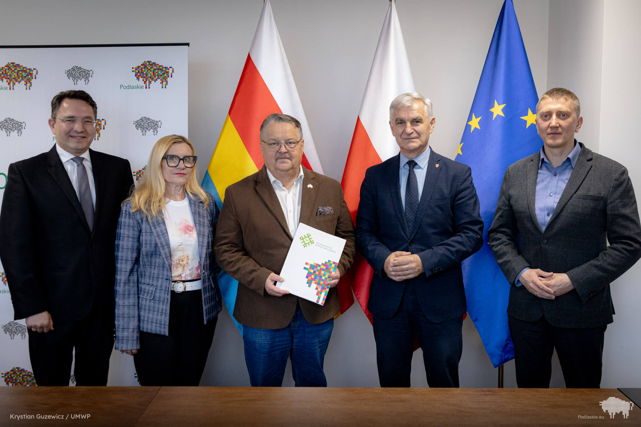 Sygnatariusze umowy pozują do pamiątkowego zdjęcia