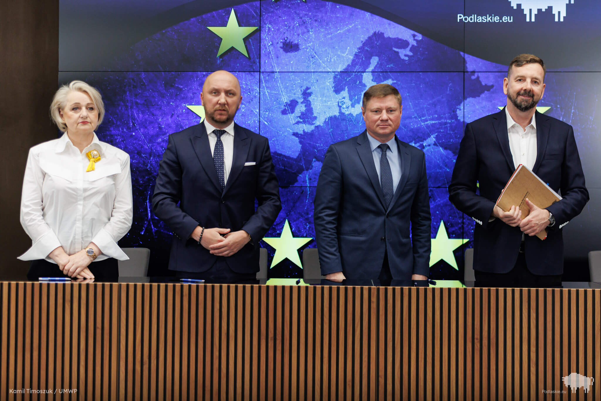 Sygnatariusze umowy pozują do pamiątkowego zdjęcia