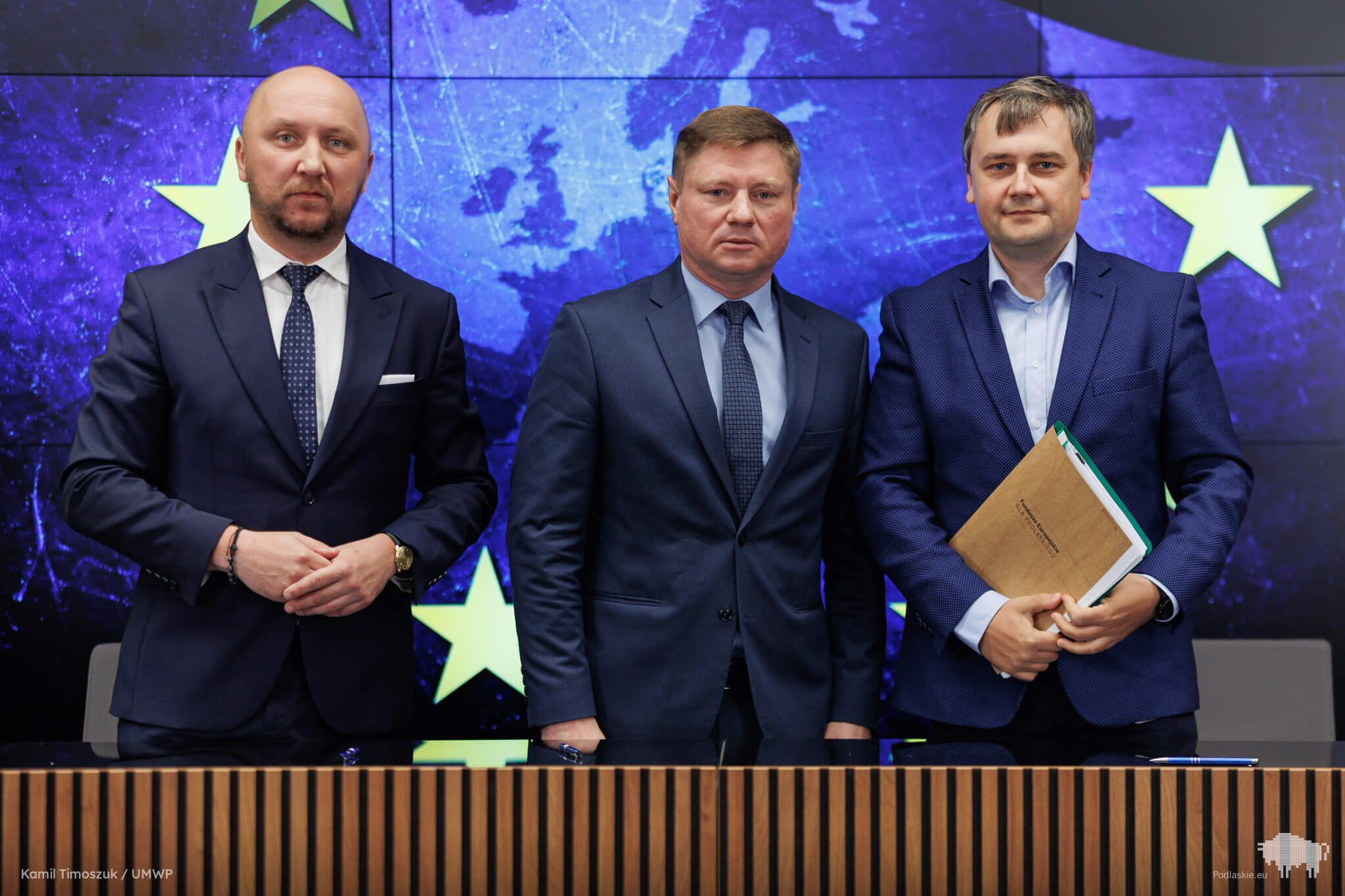 Sygnatariusze umowy pozują do pamiątkowego zdjęcia