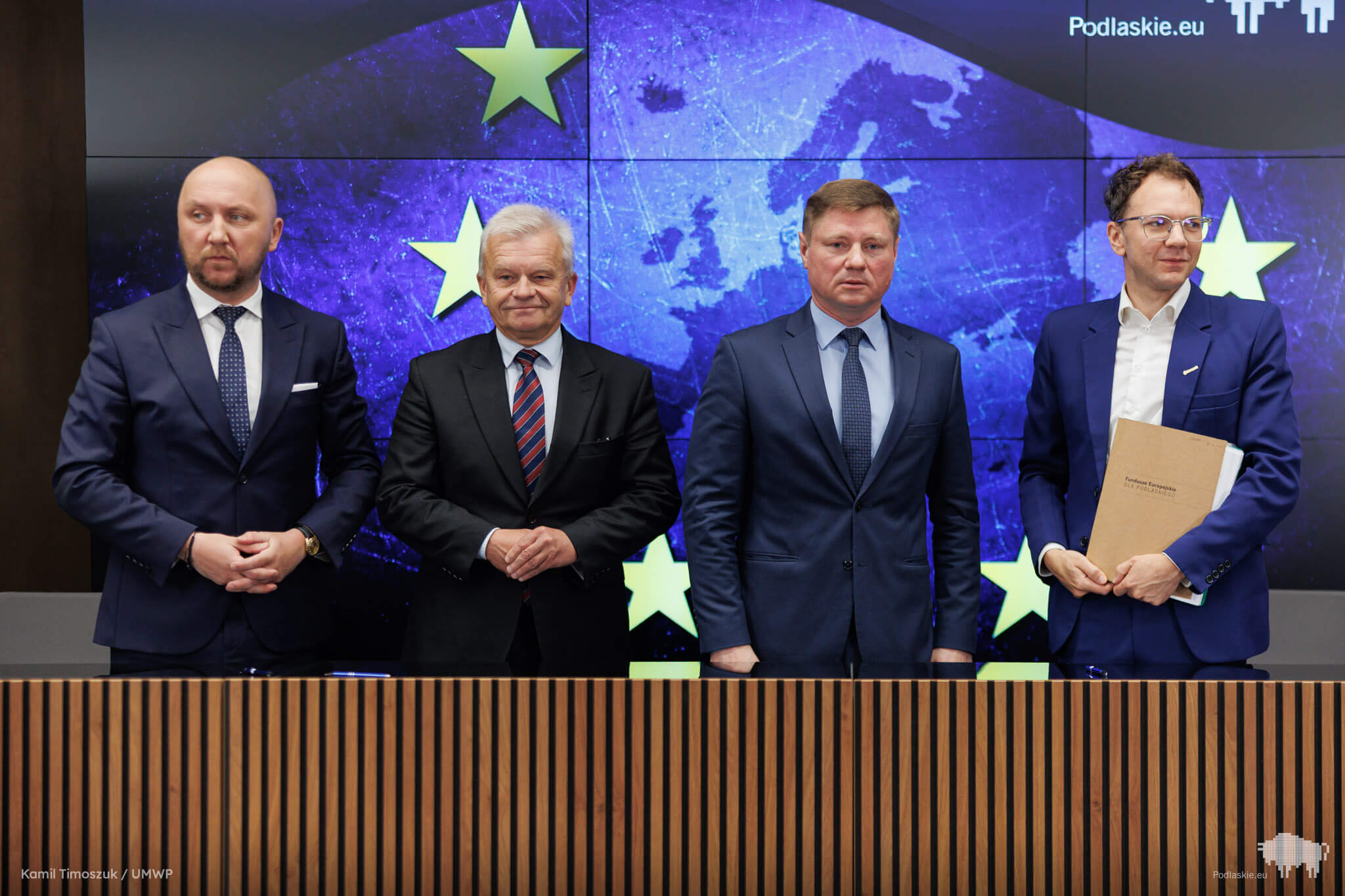 Sygnatariusze umowy pozują do pamiątkowego zdjęcia