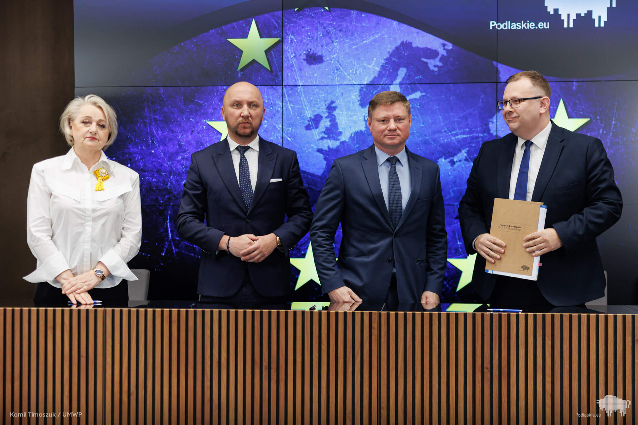 Sygnatariusze umowy pozują do pamiątkowego zdjęcia