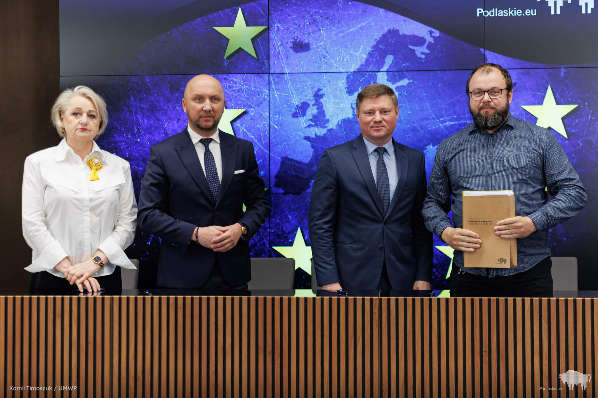 Sygnatariusze umowy pozują do pamiątkowego zdjęcia