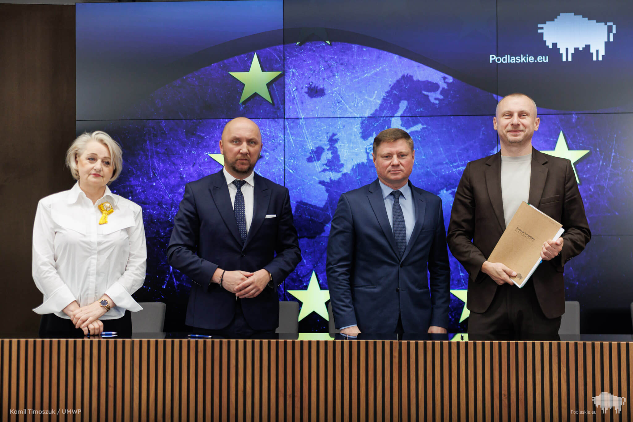 Sygnatariusze umowy pozują do pamiątkowego zdjęcia