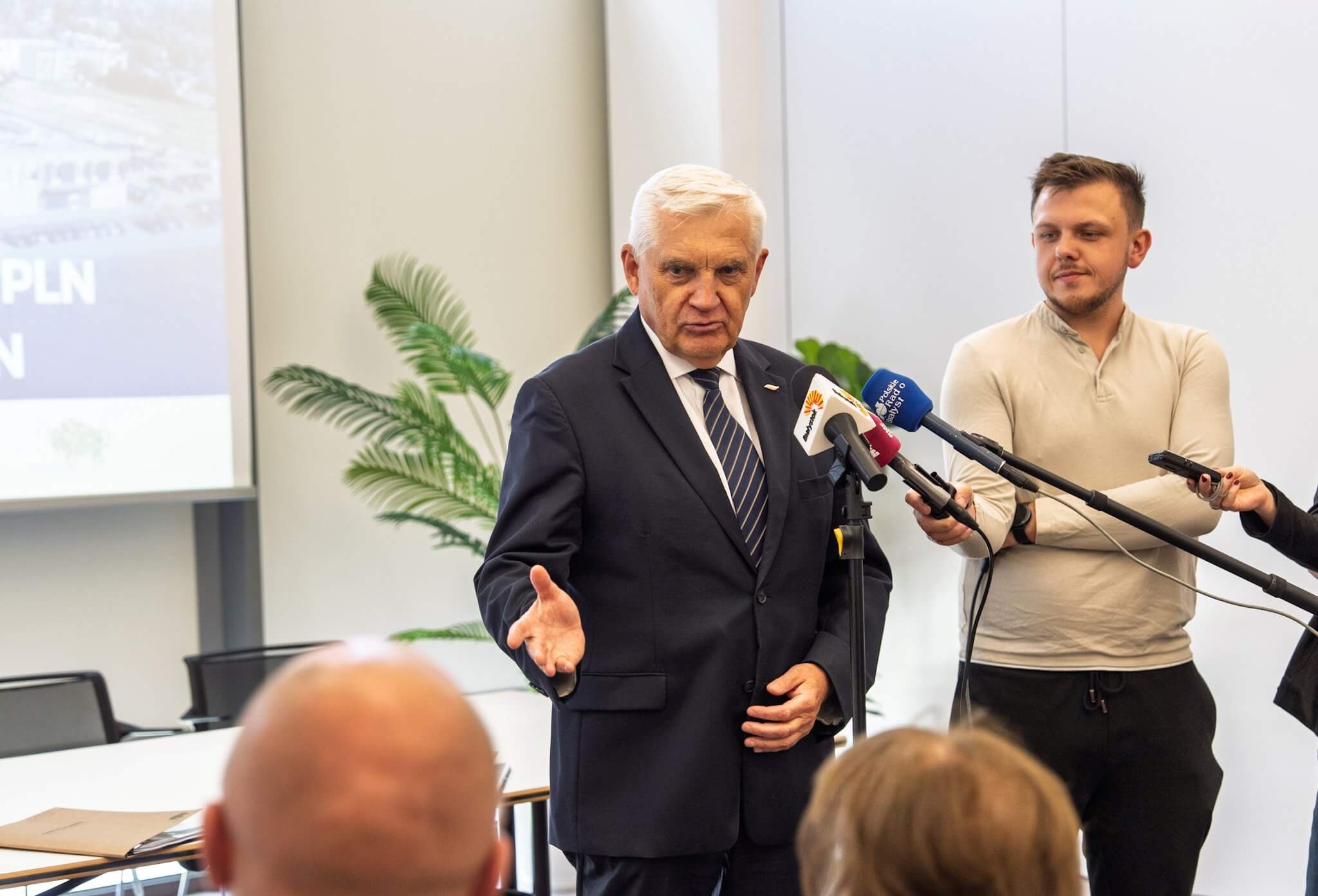 Prezydent Białegostoku Tadeusz Truskolaski zabiera głos na konferencji prasowej