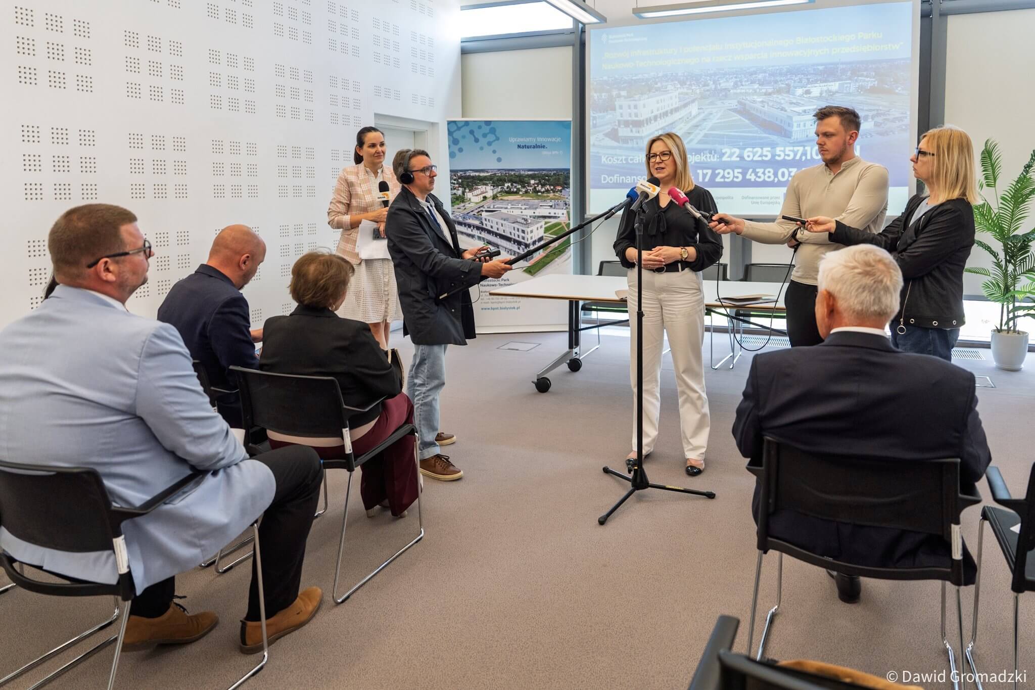 Kobieta zabiera głos podczas konferencji prasowej