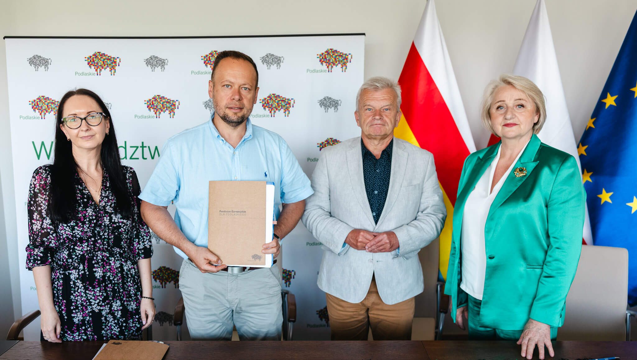 Sygnatariusze umowy pozują do pamiątkowego zdjęcia