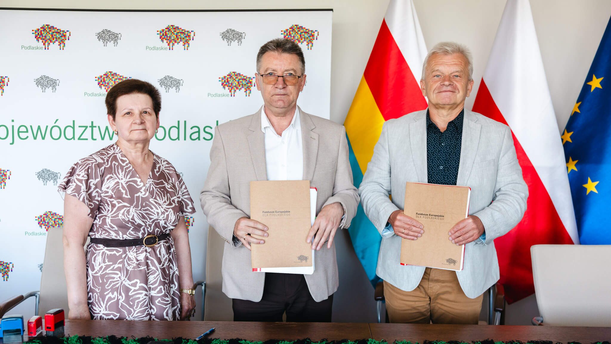 Sygnatariusze umowy pozują do pamiątkowego zdjęcia