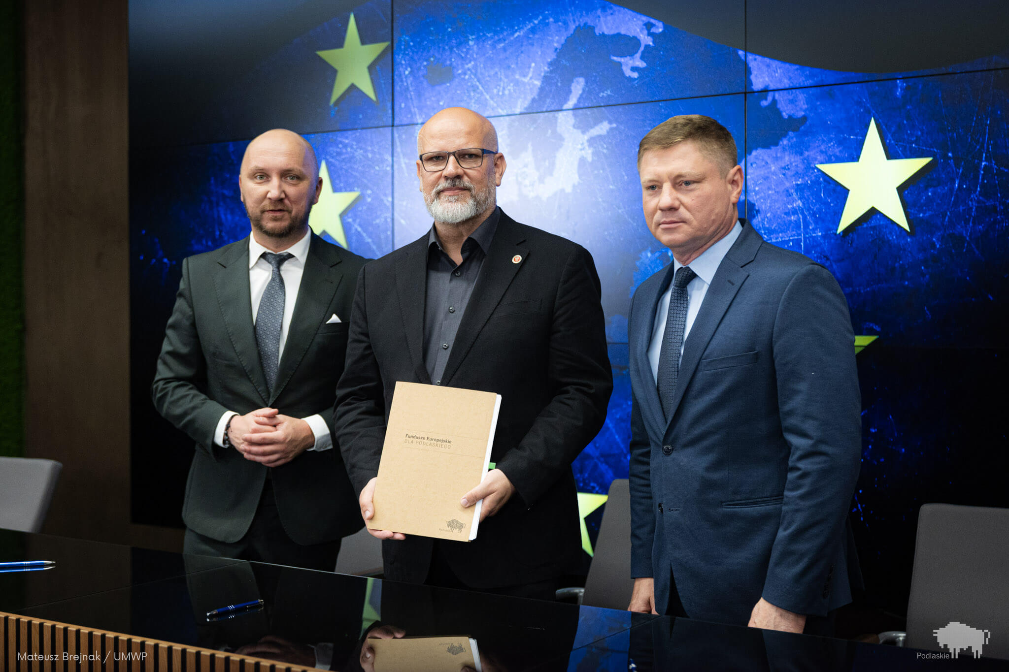 Sygnatariusze umowy pozują do pamiątkowego zdjęcia
