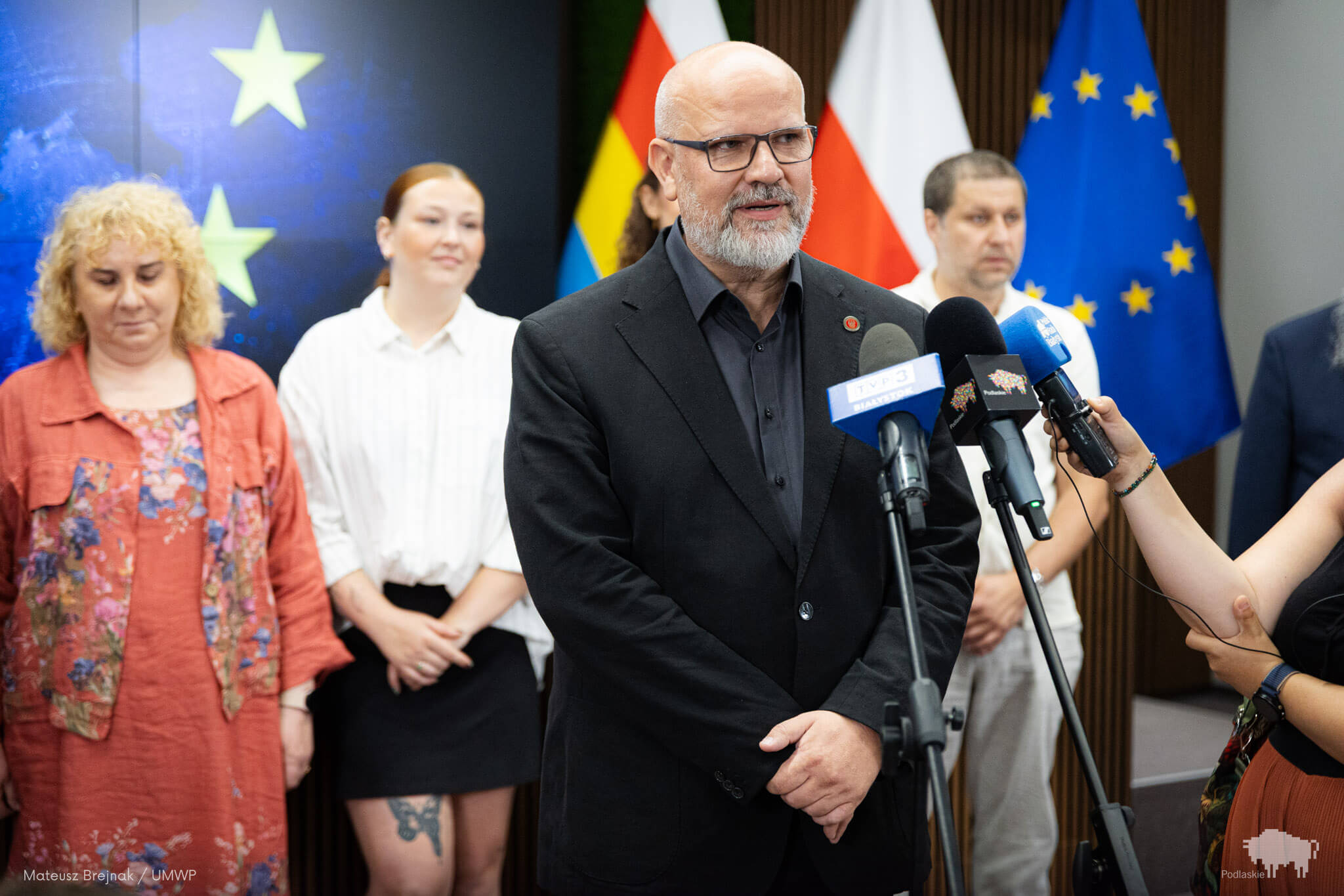 Mężczyzna mówi do mikrofonu