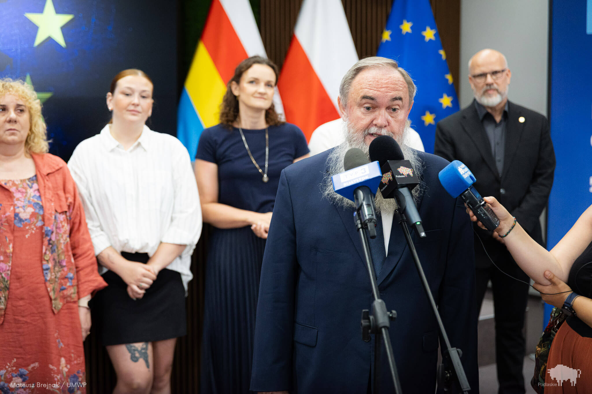 Mężczyzna mówi do mikrofonu